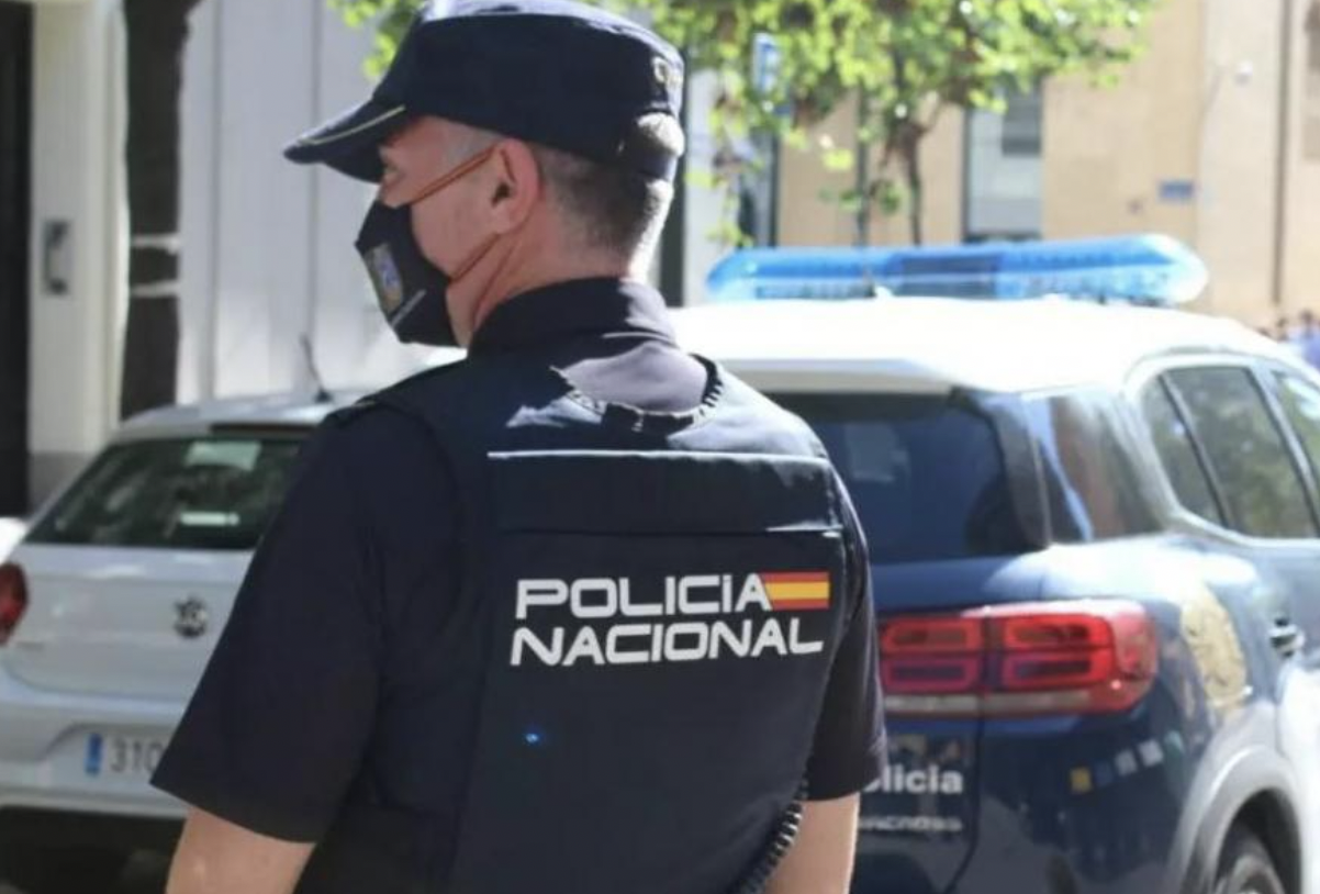 Imagen de archivo de un agente de la Policía Nacional, encargada de detener a agresores sexuales en Sevilla.