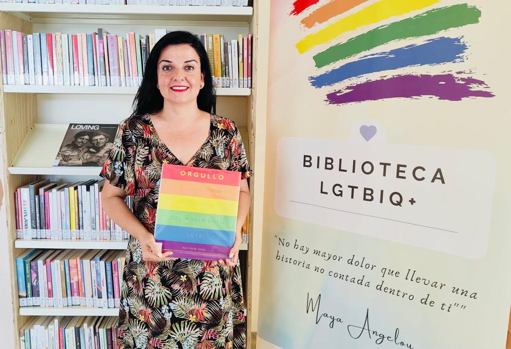 La concejala de Cultura e Igualdad de Conil, Anabel Moreno, en la biblioteca LGTBIQ.