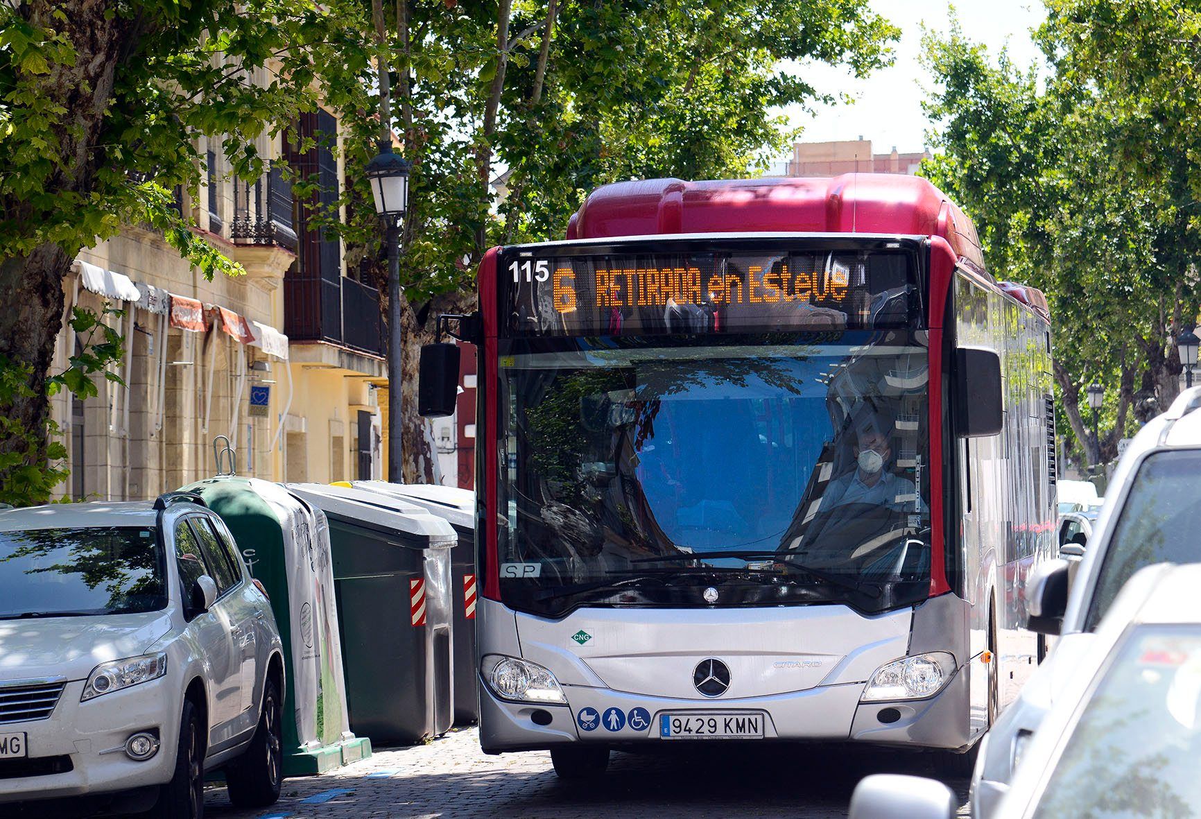 Autobús urbano circulando por Jerez.