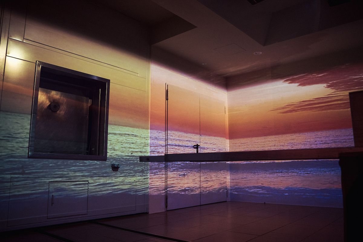 Interior de la sala inmersiva del tanatorio de Jerez.