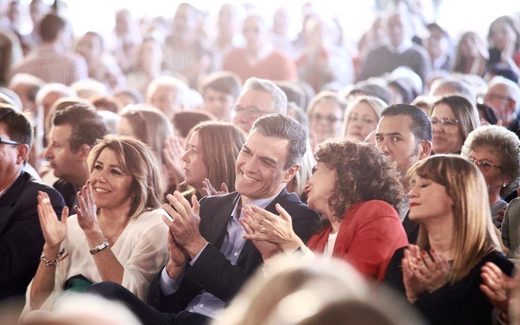 Pedro Sánchez, entre Susana Díaz y María Jesús Montero, en el arranque de campaña en Dos Hermanas. FOTO: PSOE