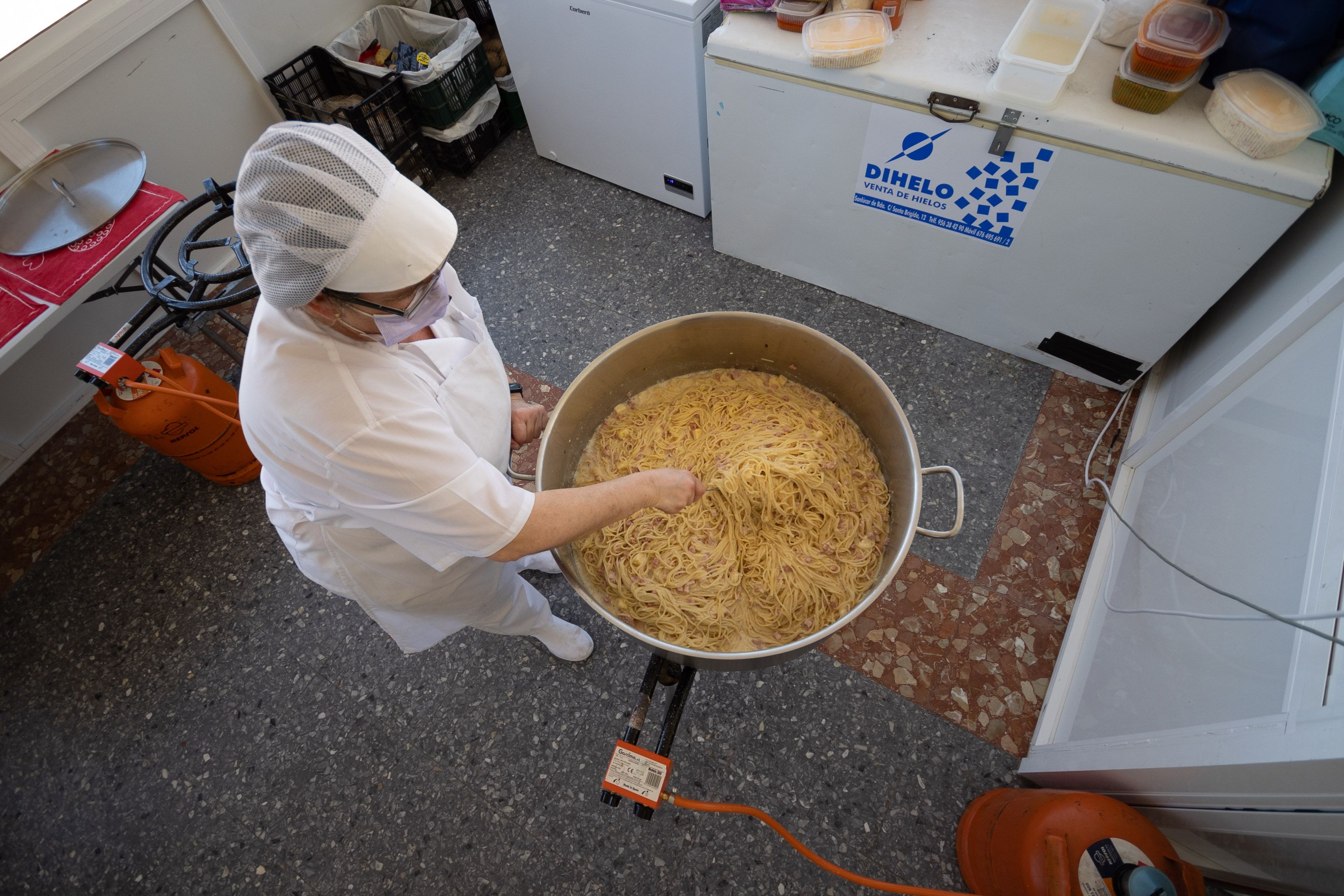 Uno de los comedores sociales preparando alimento para los usuarios, en una imagen de archivo.