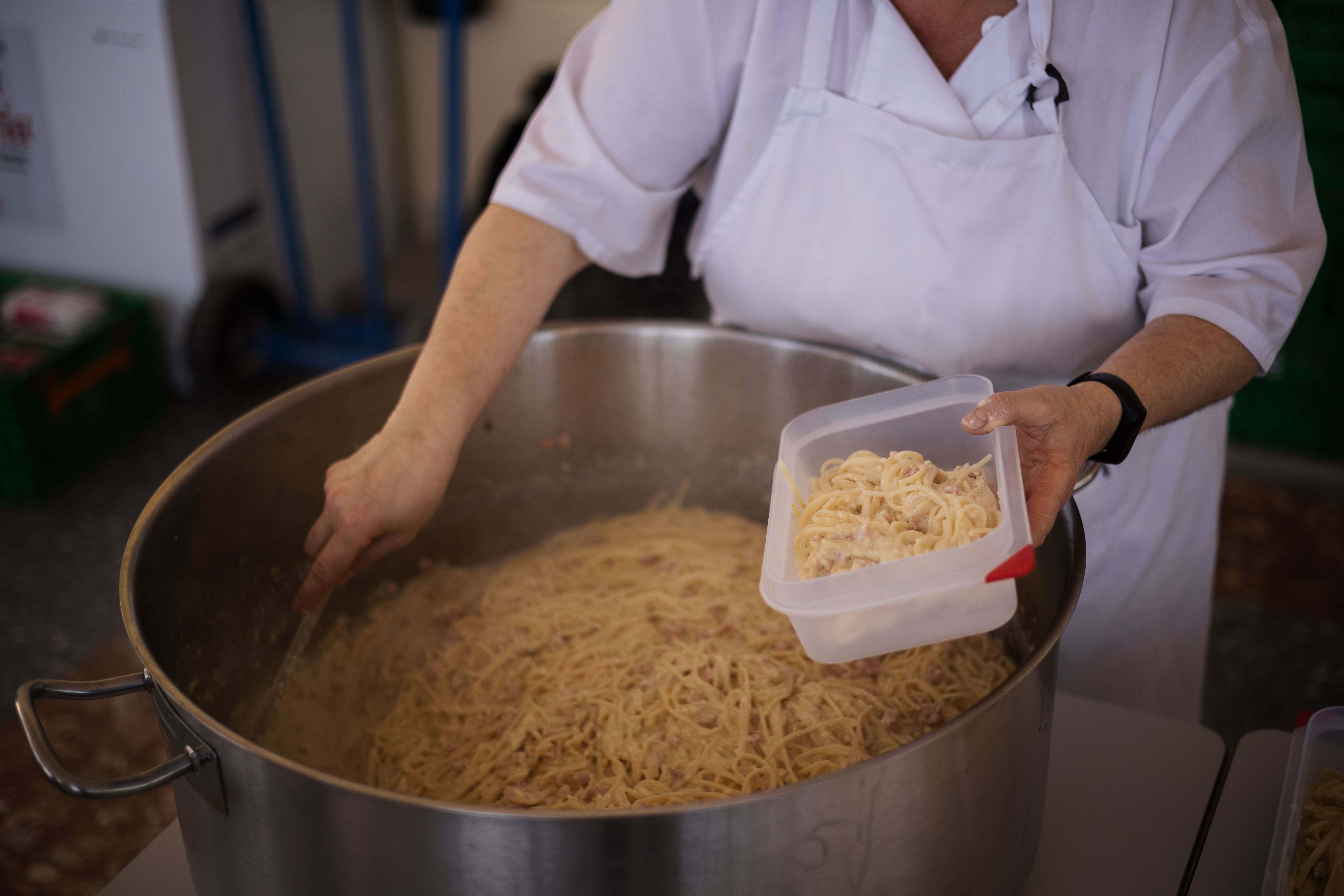 Olla de pasta en un comedor social en Andalucía, en una imagen de archivo. Casi 7 de cada 10 españoles reducirá gastos esta Navidad.