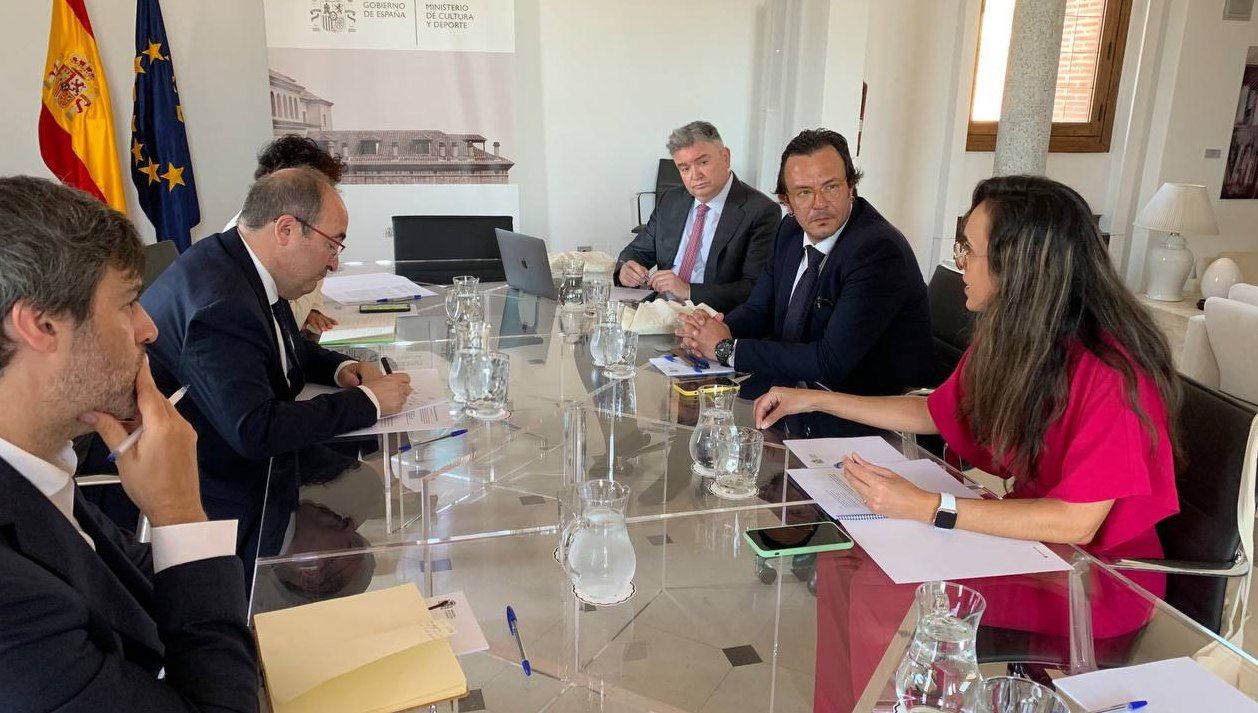 El alcalde de Cádiz, José María González, en una reunión con el ministro Miquel Iceta.