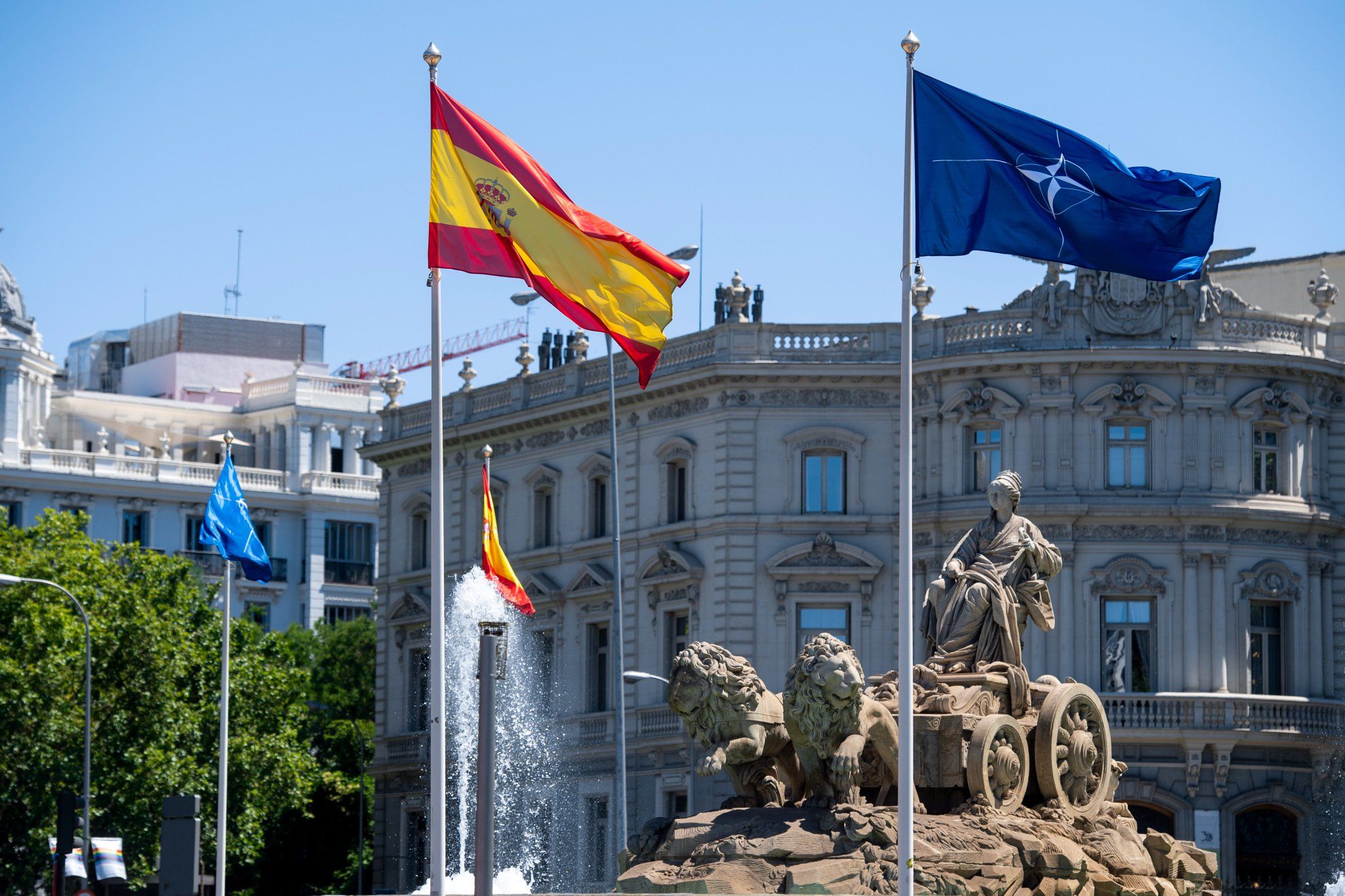La bandera de la OTAN ondea en Madrid