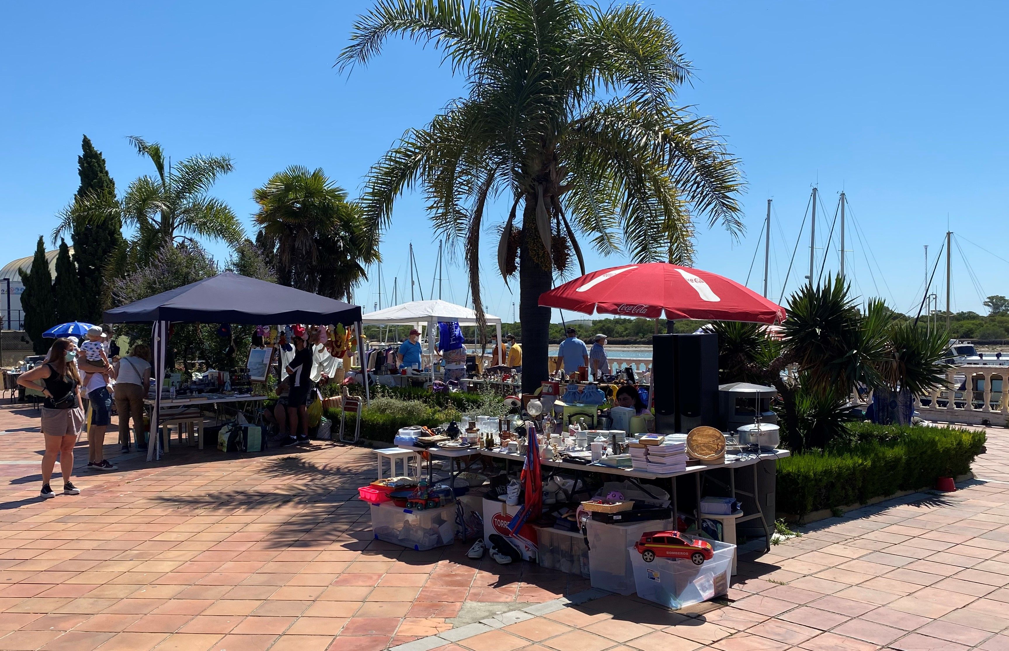 Mercadillo solidario en el Paseo del Poeta José Luis Tejada, uno de los cinco mercadillos de artesanía para comprar "lo que no encuentras por internet" en El Puerto.