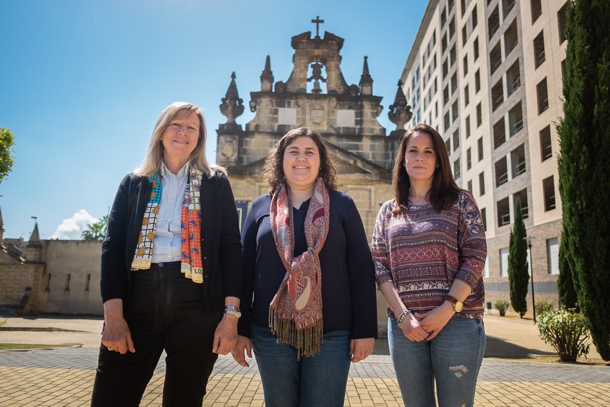 De izquierda a derecha: Marisa Palomares, Eva Castañeda e Inma Vadillo, frente a la Ermita de Guía. FOTO: MANU GARCÍA.