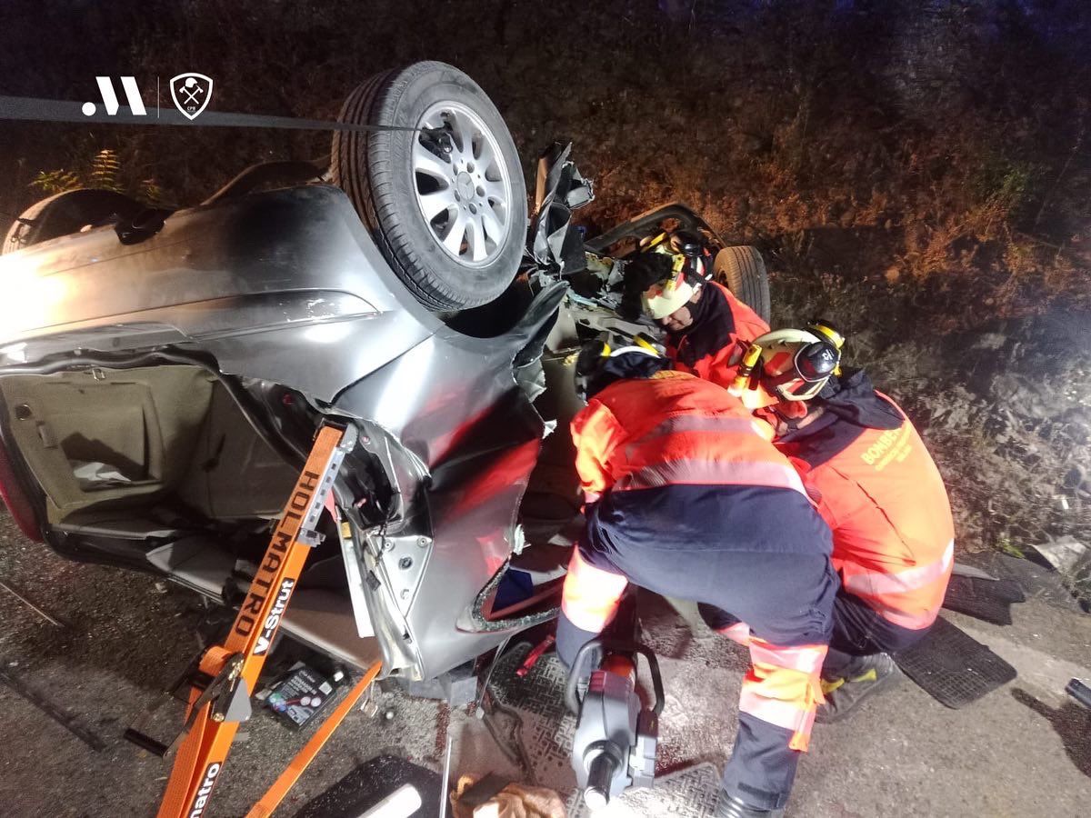 Estado en el que ha quedado el vehículo tras el accidente en el que han muerto tres jóvenes en Ronda.