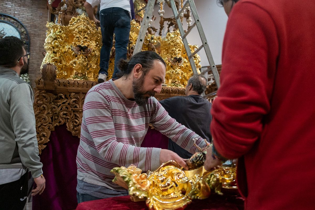 Últimos preparativos en la hermandad de La Paz, de Fátima. FOTO: MANU GARCÍA