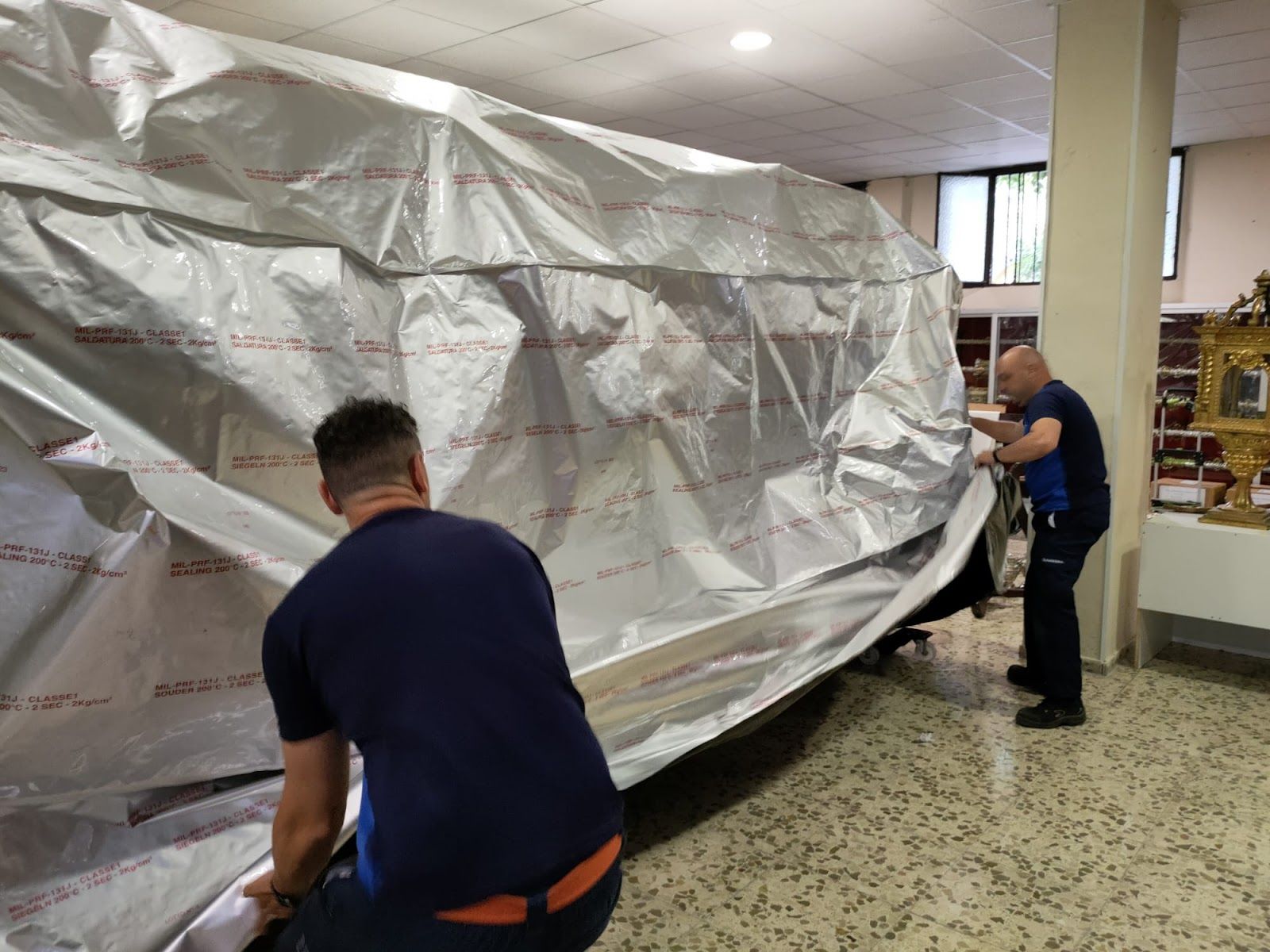 Las Cinco Llagas ataca la ultima fase. El paso ya envuelto en el plástico que lo asilará durante el tratamiento. Las Cinco Llagas ataca la ultima fase. El paso ya envuelto en el plástico que lo asilará durante el tratamiento.