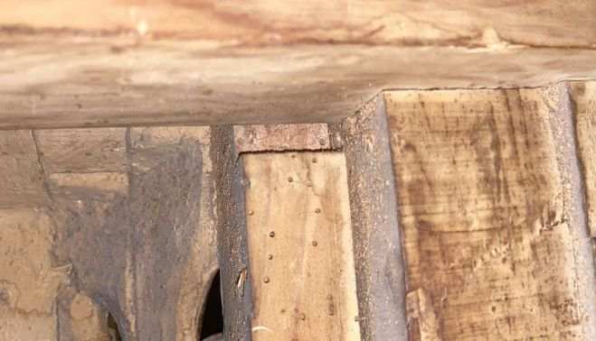 Interior del paso donde se observa la acción de la carcoma.