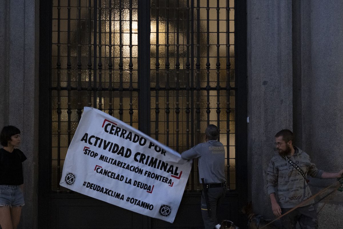 Colocación del cartel de "cerrado por actividad criminal" en el Ministerio de Asuntos Exteriores.