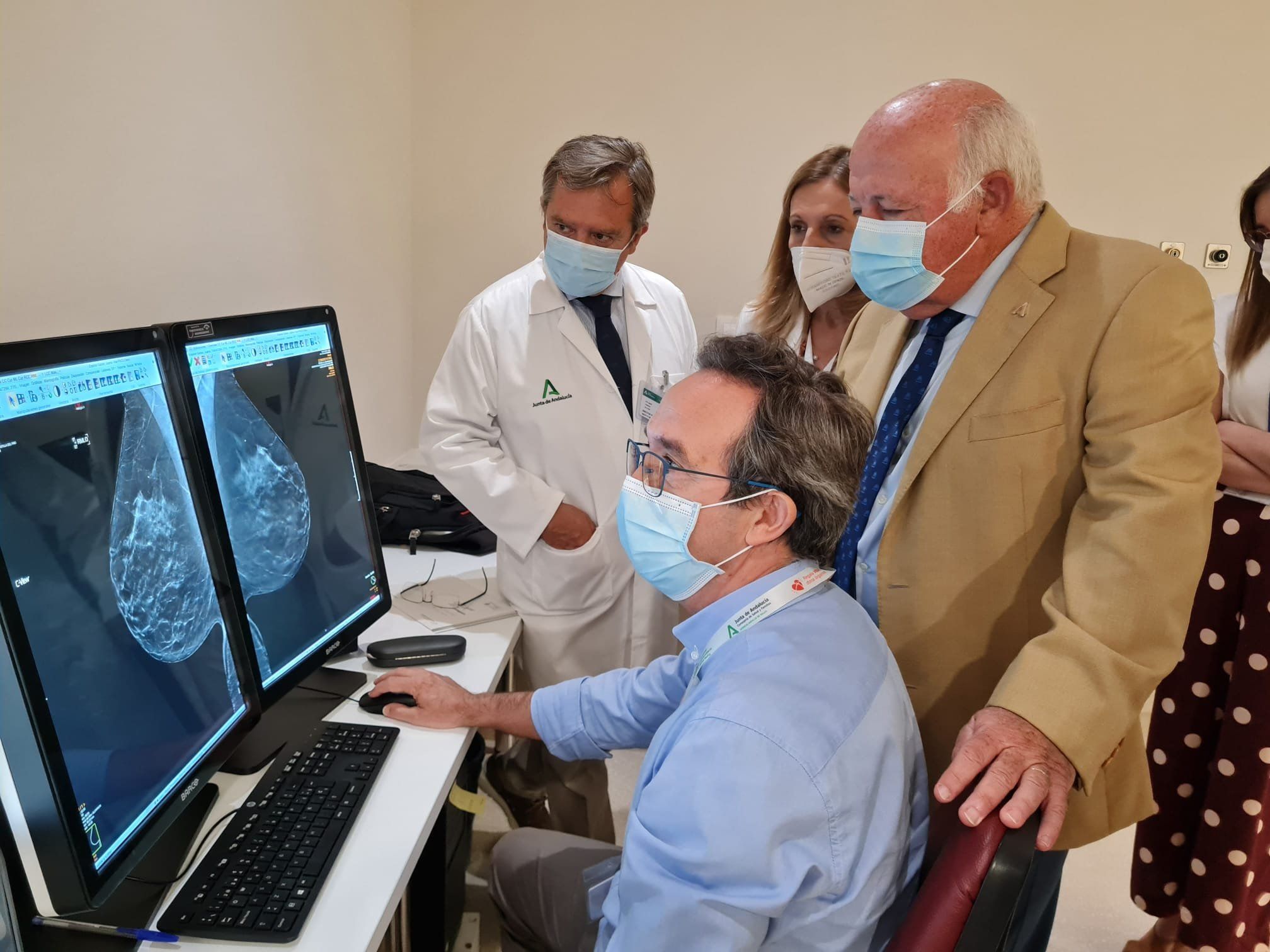 El Consejero de Salud, Jesús Aguirre, ha anunciado la reducción de la edad para realizar mamografías a los 40 años en Andalucía.