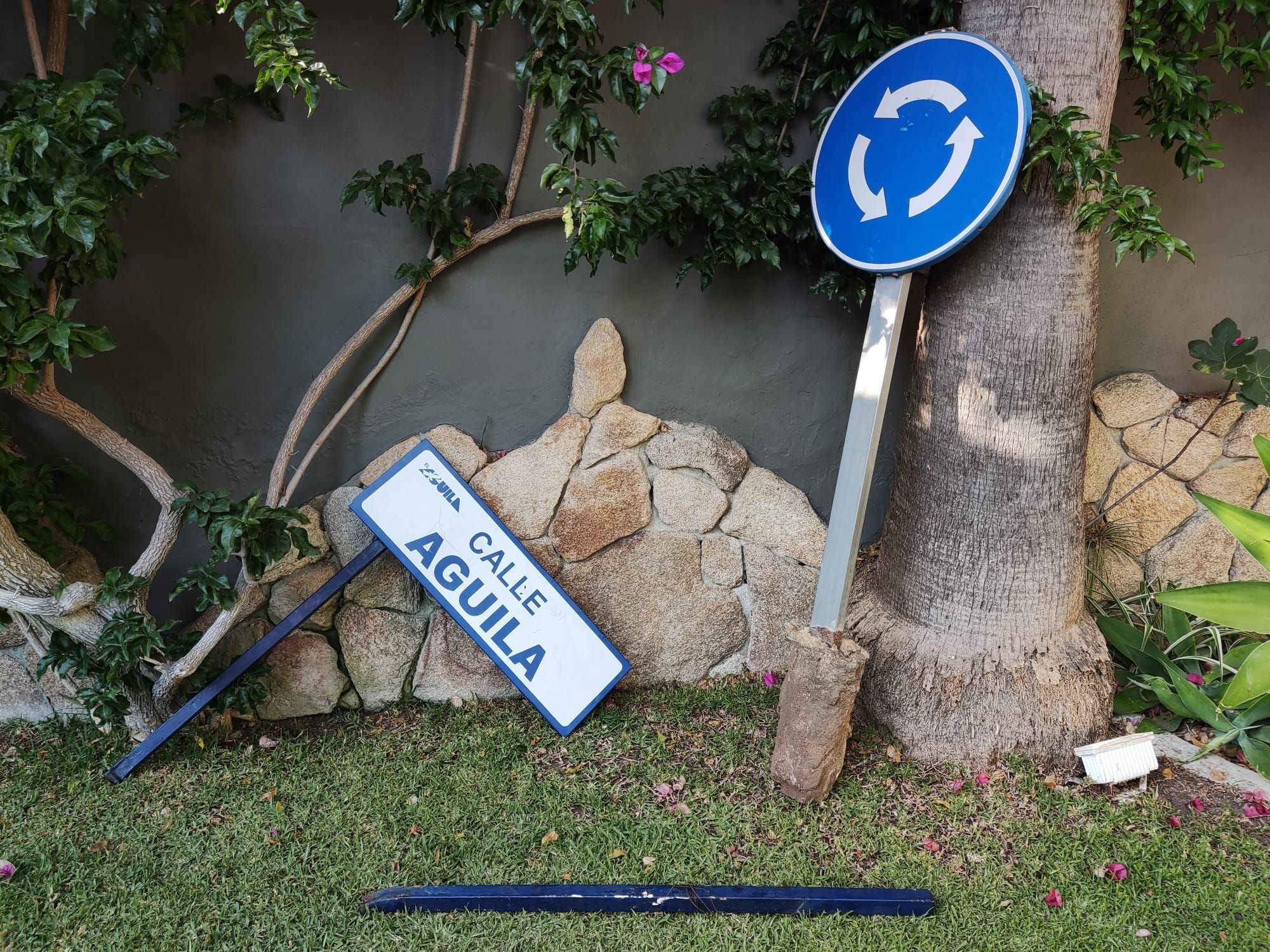Señales de tráfico robadas por 16 jóvenes encontradas en el jardín de una vivienda vacacional en El Puerto.