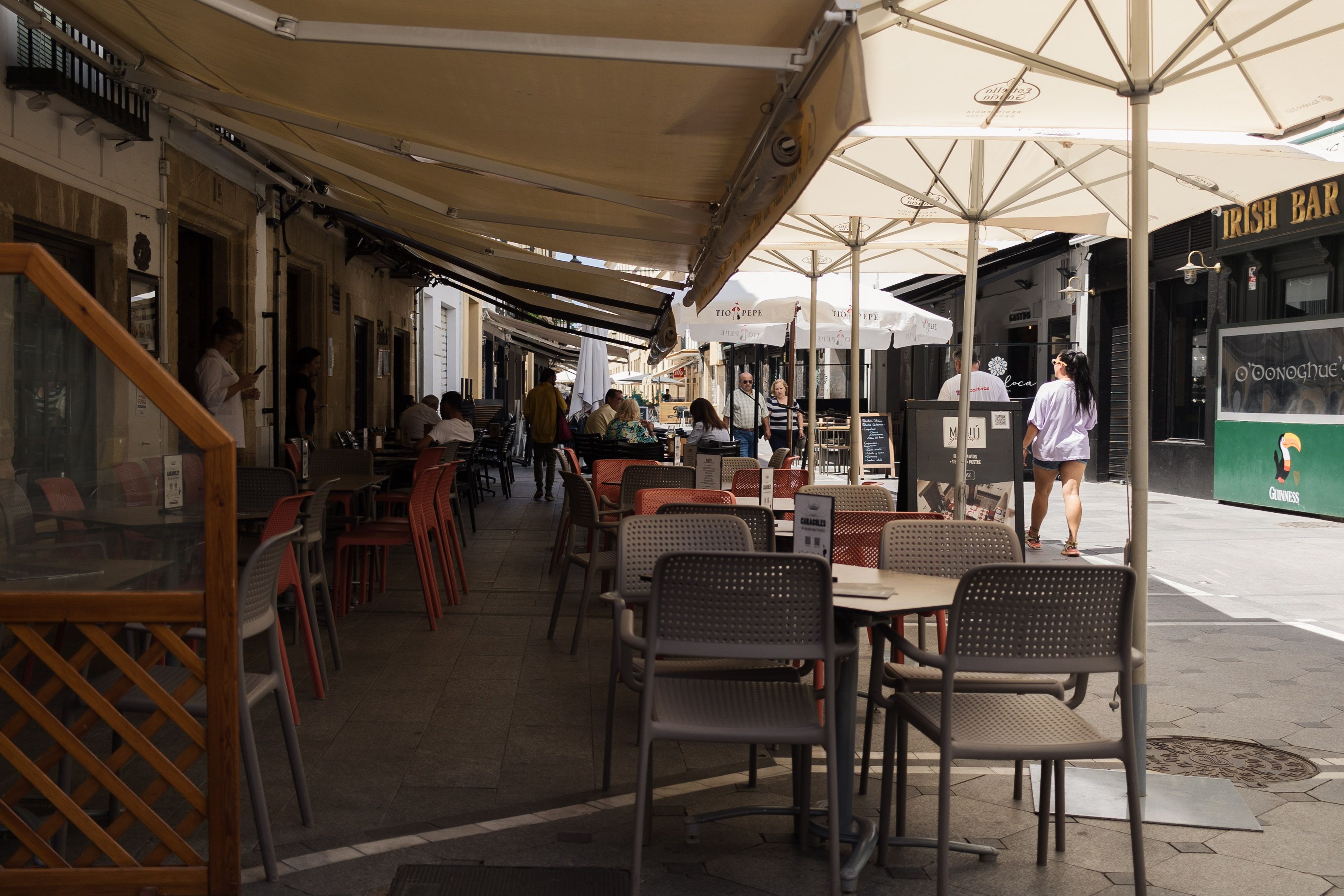Veladores en la terraza de un bar.