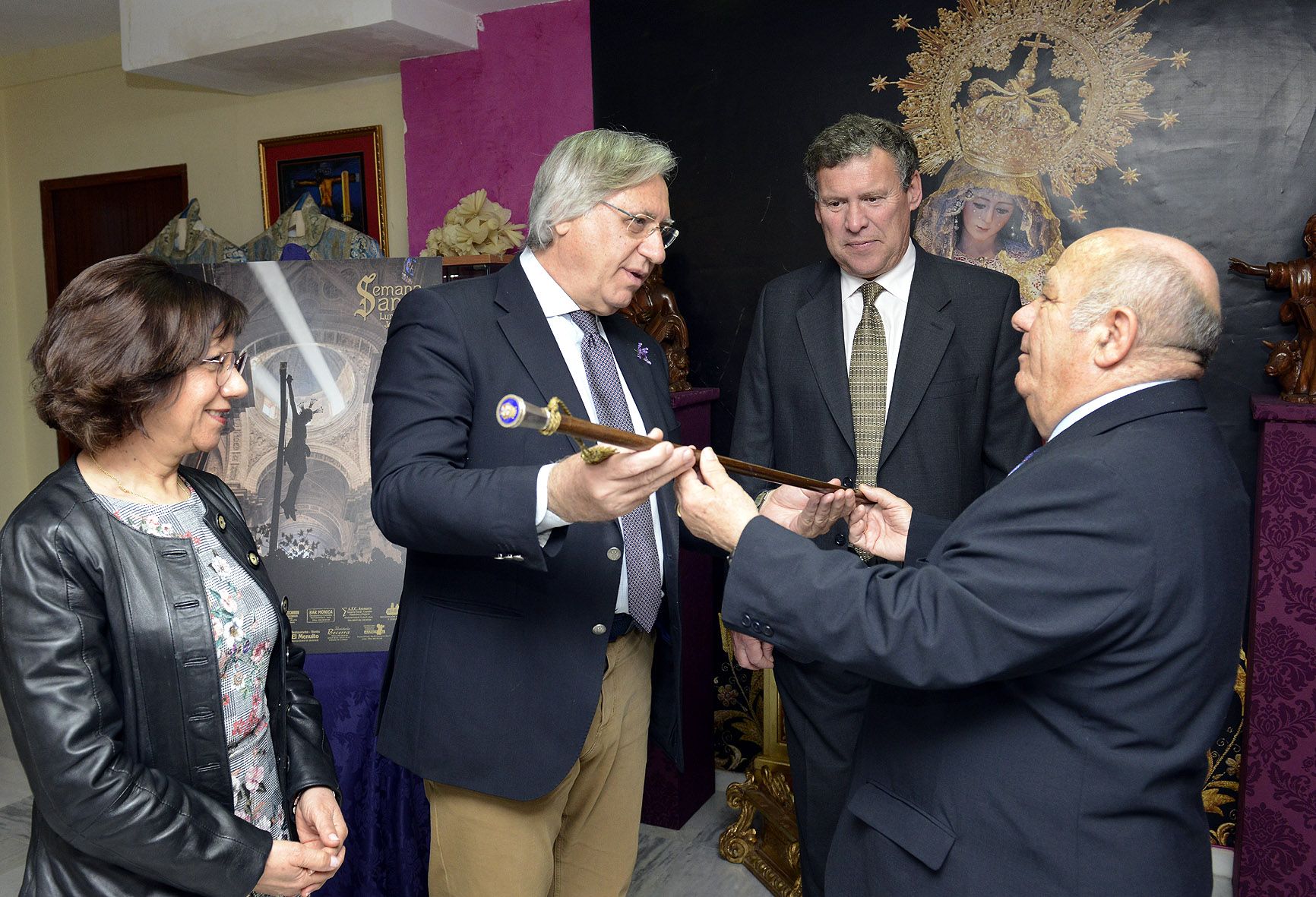 Un momento de la entrega del bastón de mando por parte de Francisco Camas,  teniente de alcaldesa de Cultura.