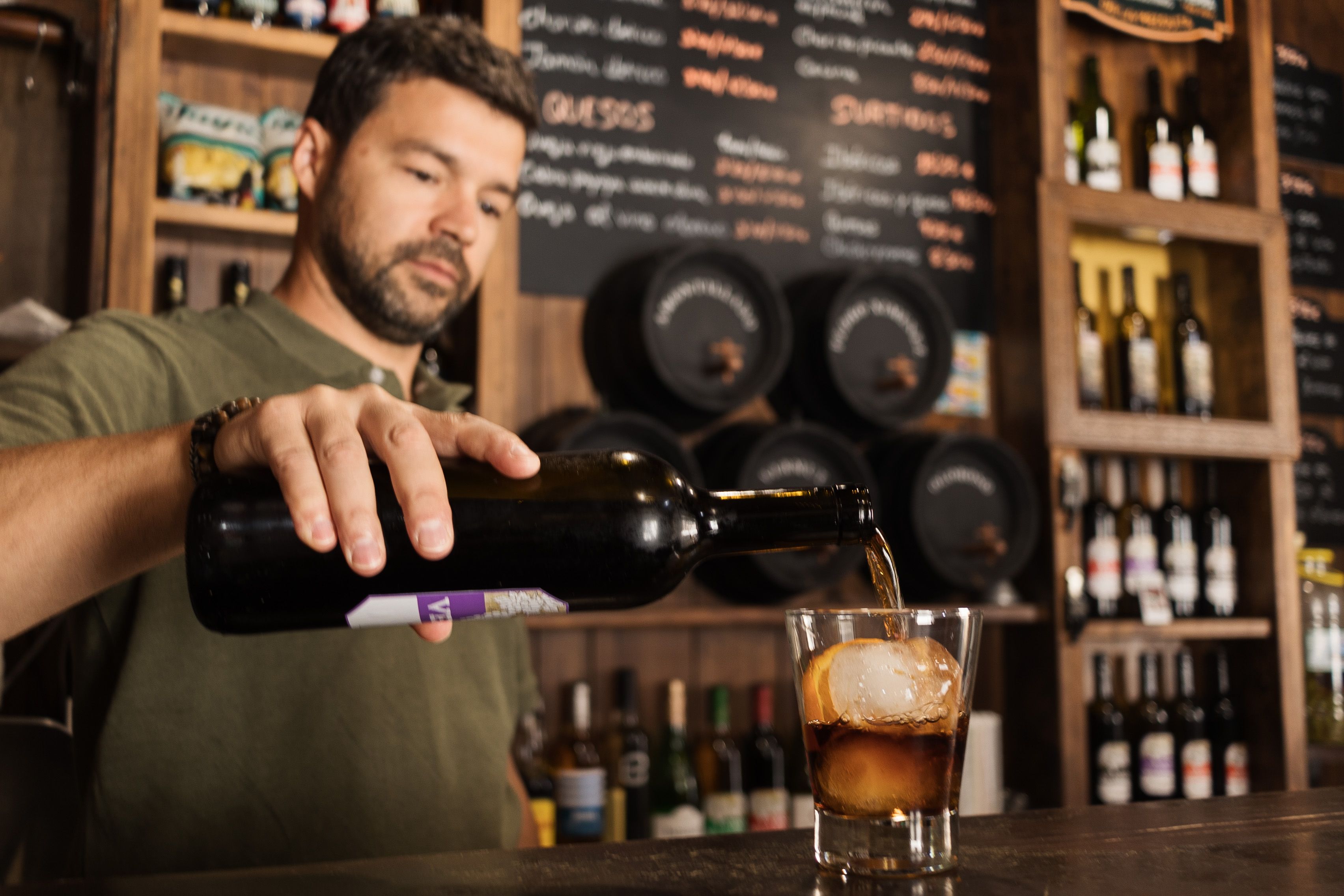 Abraham sirve un Vermut desde la taberna La Mezquita.
