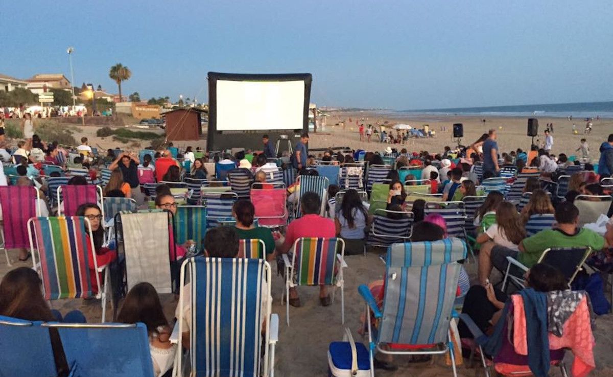 Cine de verano en la playa de La Barrosa en una edición pasada.