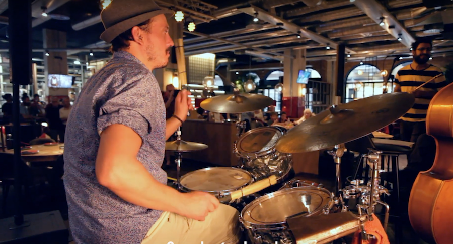 Luis Landa, tocando la batería en un concierto.