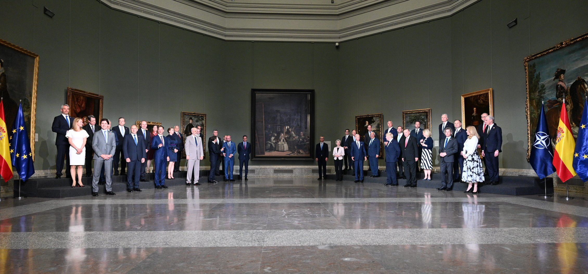 Foto de familia del encuentro histórico Euroatlántico, anoche en el Museo del Prado en Madrid.