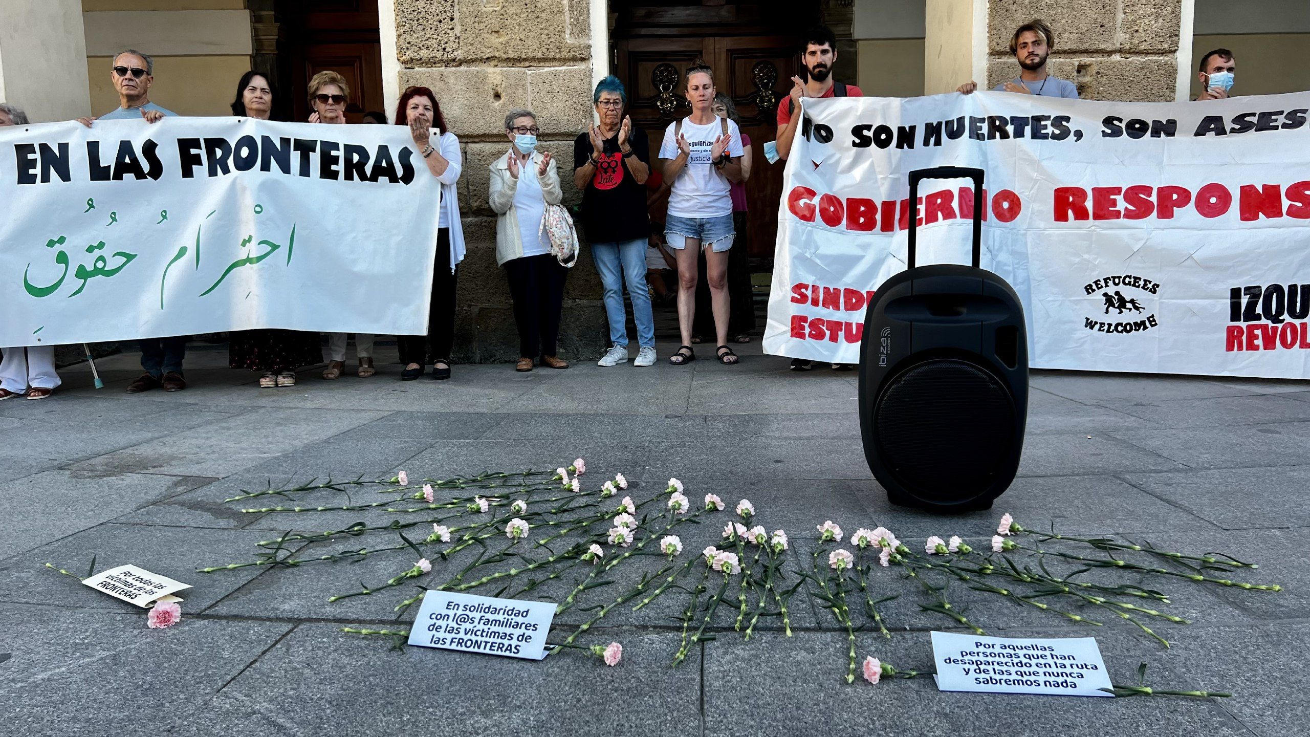 Concentración a las puertas del Ayuntamiento de Cádiz de condena y repulsa por la masacre de la valla de Melilla, el pasado viernes.