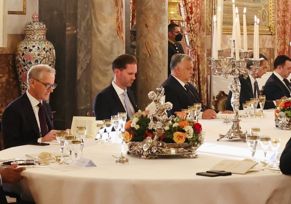 Victor Orbán, primer ministro de Hungría, cenando junto al marido del primer ministro de Hungría.