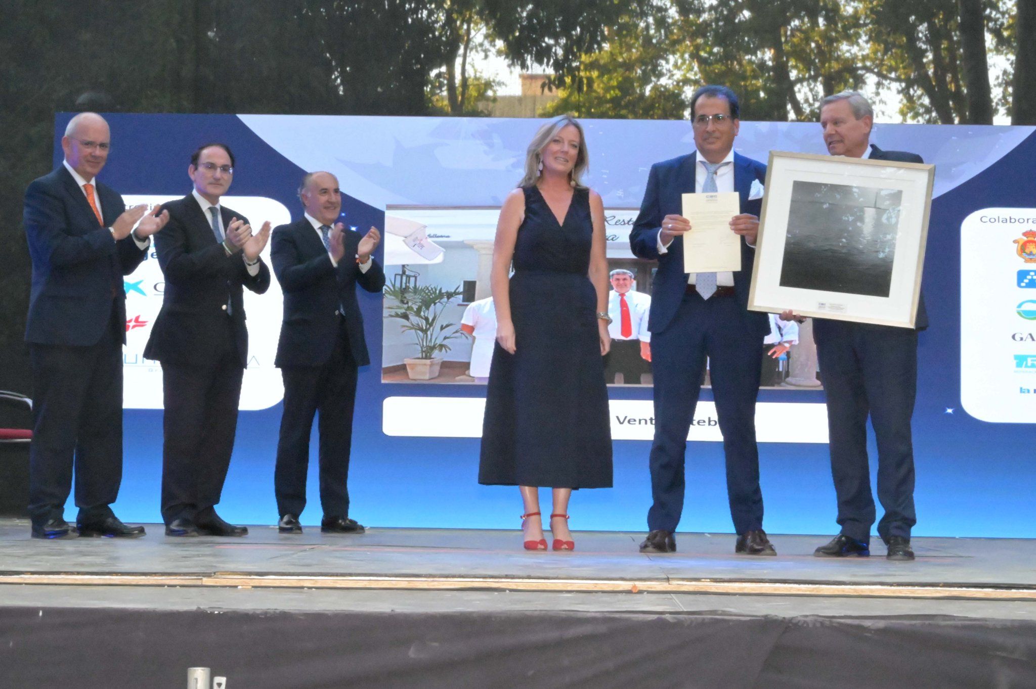 José Ballesteros, del Restaurante Venta Esteban de Jerez, recibe el premio por la trayectoria y labor de su negocio.