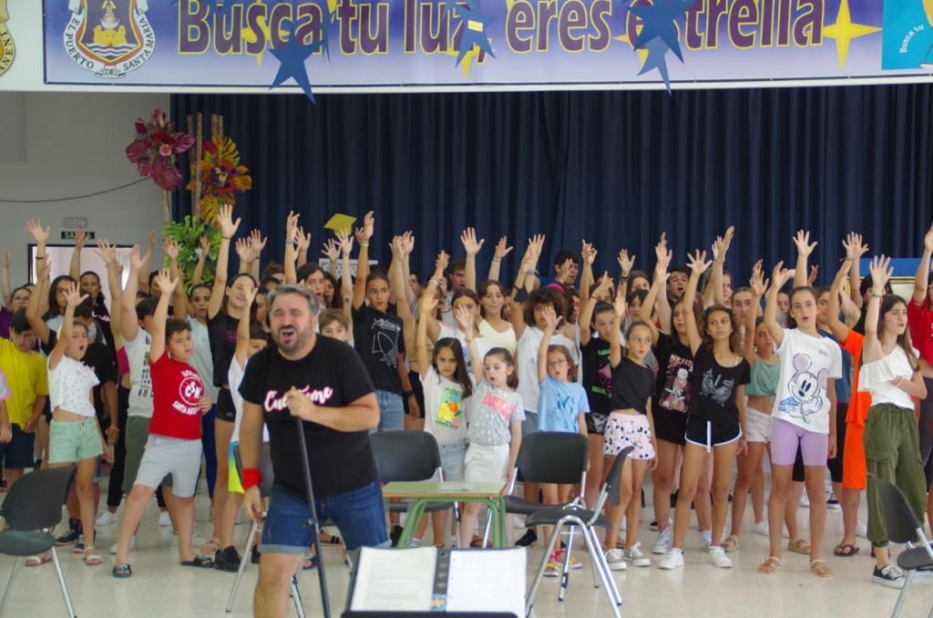 Un ensayo de la coral juvenil La Salle Santa Natalia en El Puerto, que llevará el musical 'Cuéntame' al escenario del teatro Villamarta.   MARTA GALLARDO