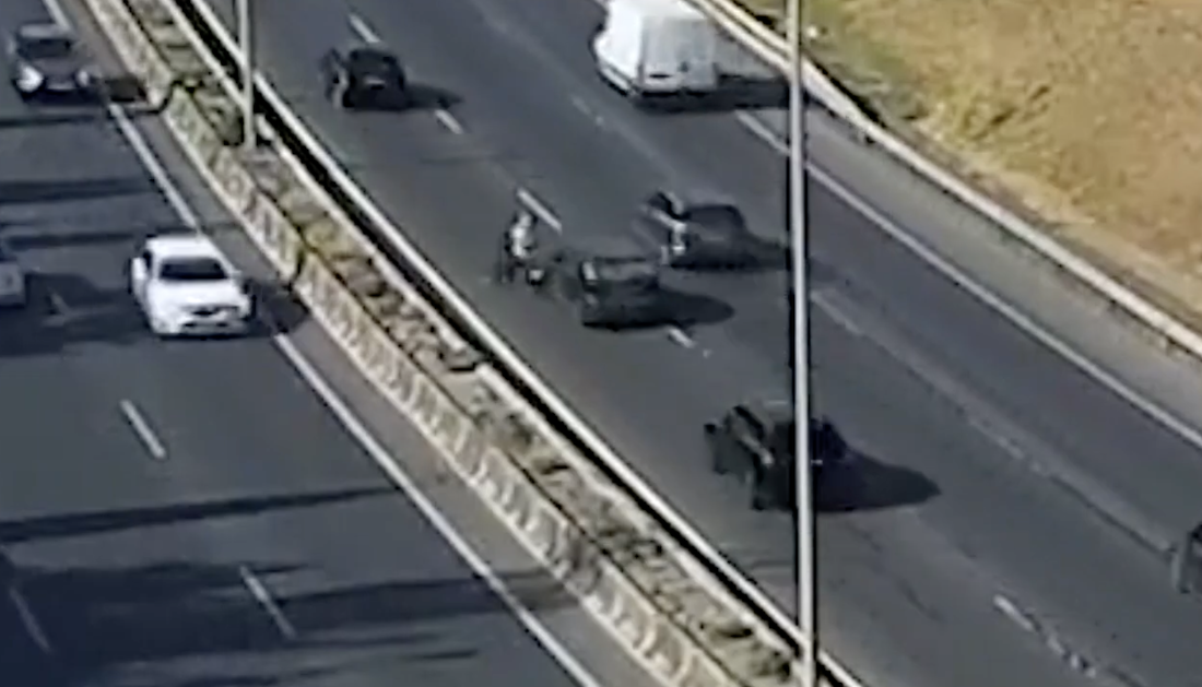 El conductor atropellando al motorista, en una imagen de la DGT.