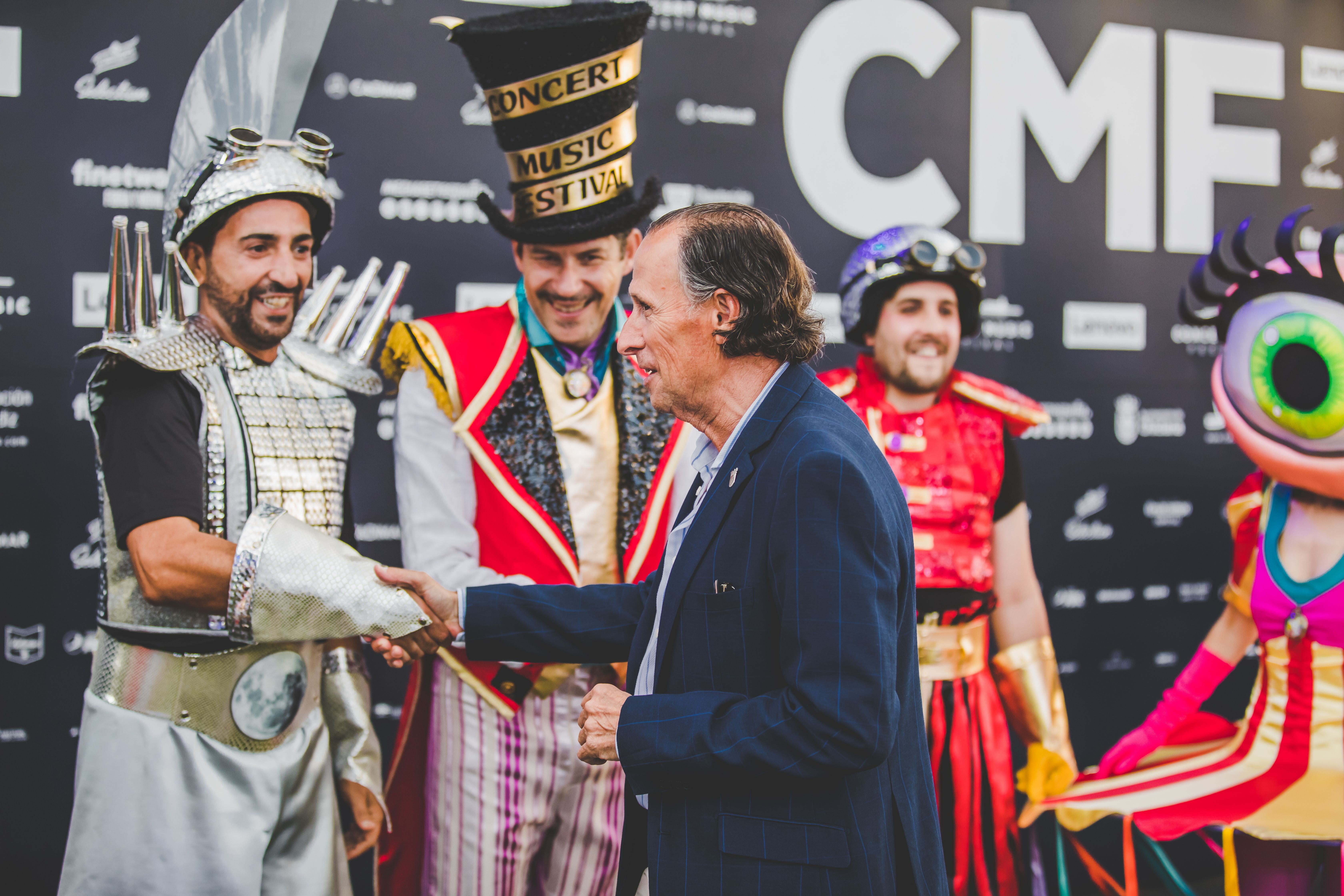 El alcalde de Chiclana, José María Román, saluda a los animadores.
