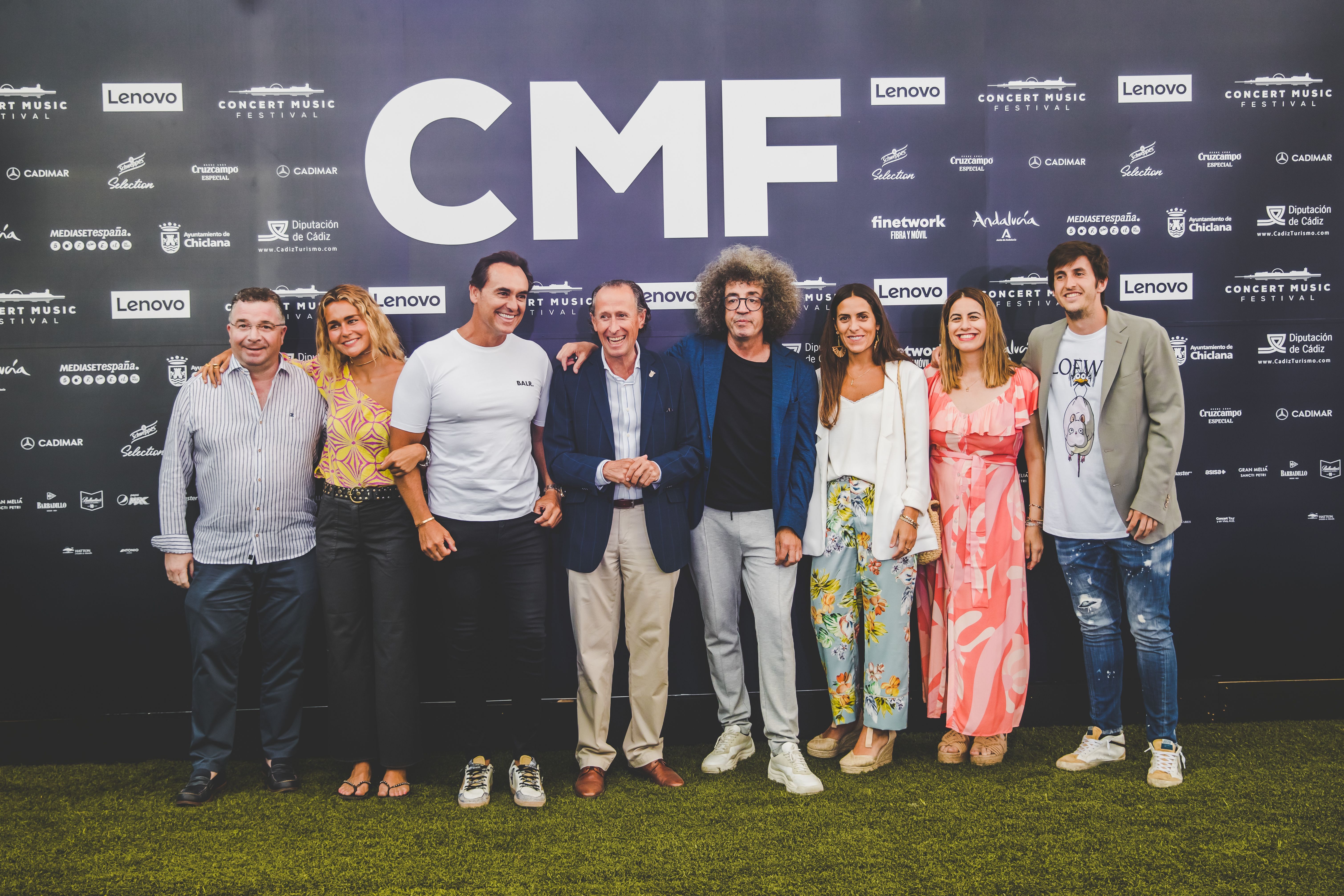 La organización posa junto al alcalde de Chiclana.