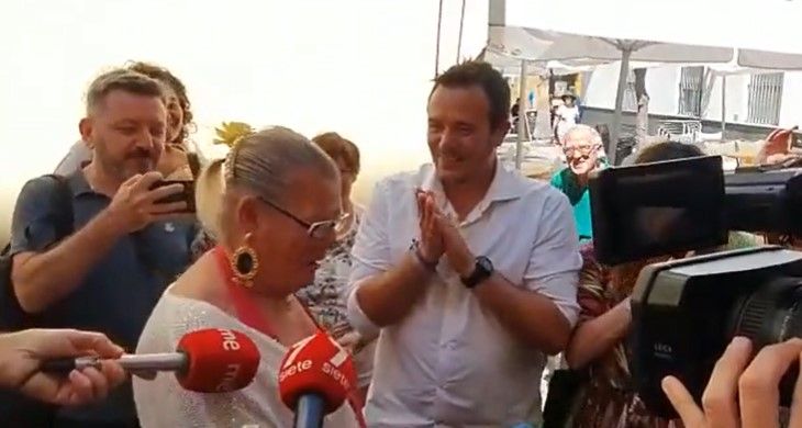 La Petróleo se arranca a cantar 'Cómo me las maravillaría yo' al compás del alcalde de Cádiz