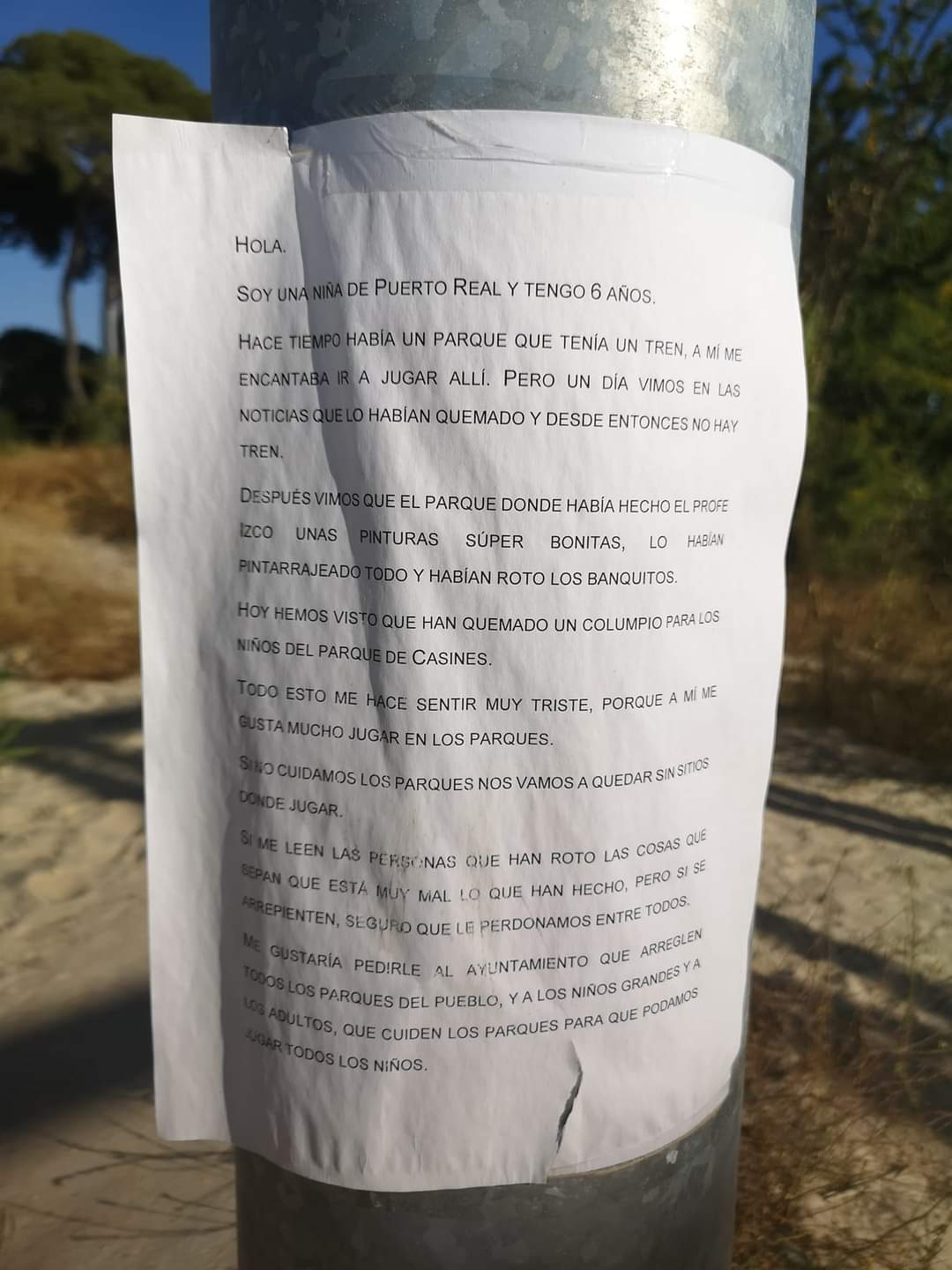 Carta pegada a una farola en Puerto Real.