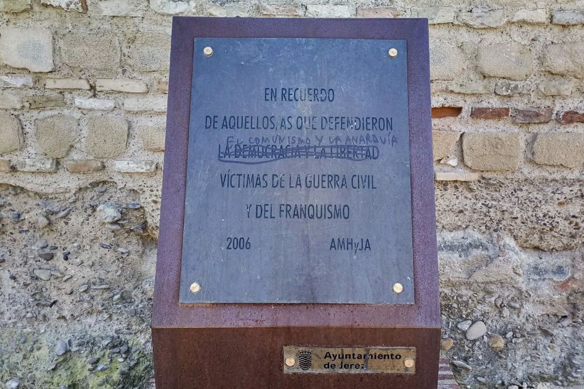 El monumento a los represaliados de la Alameda Vieja, pintado. Foto: Sebastián Chilla.