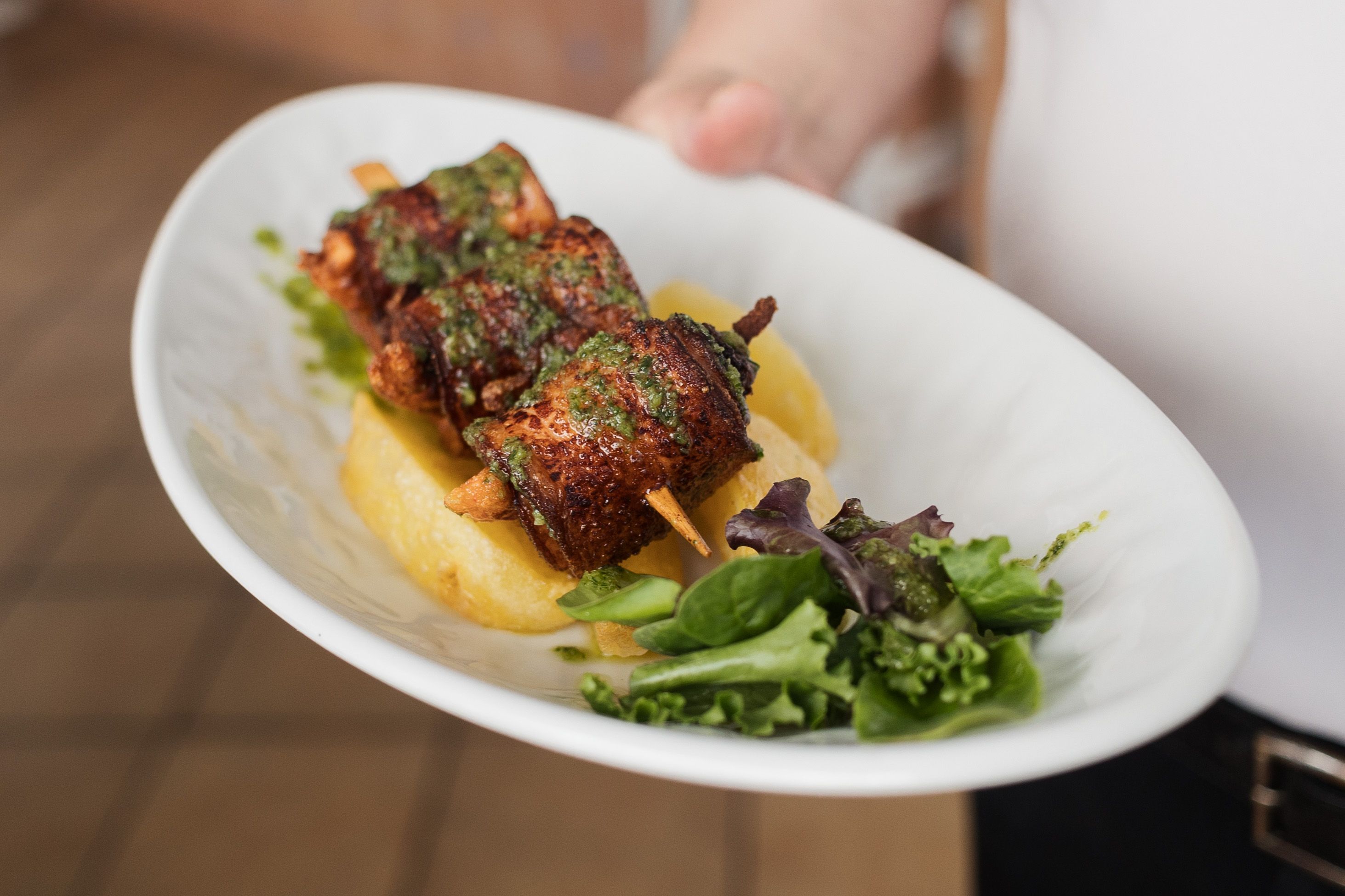 Un delicioso plato en El Pasaje, uno de los restaurantes emblemático de Conil, Ciudad Gastronómica Española en 2024.