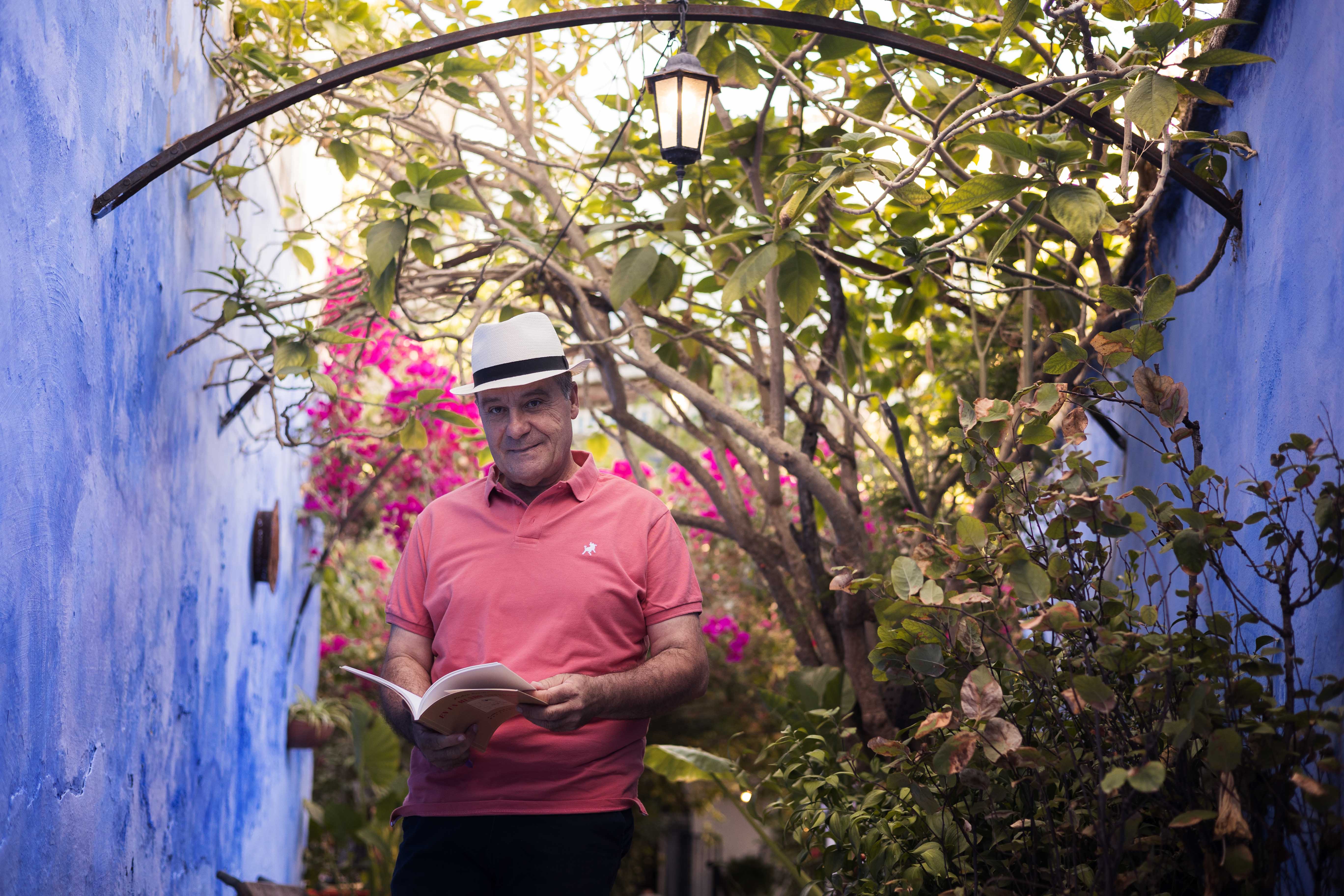 El poeta arcense Pedro Sevilla con su nuevo libro de poemas, fotografiado por lavozdelsur.es.