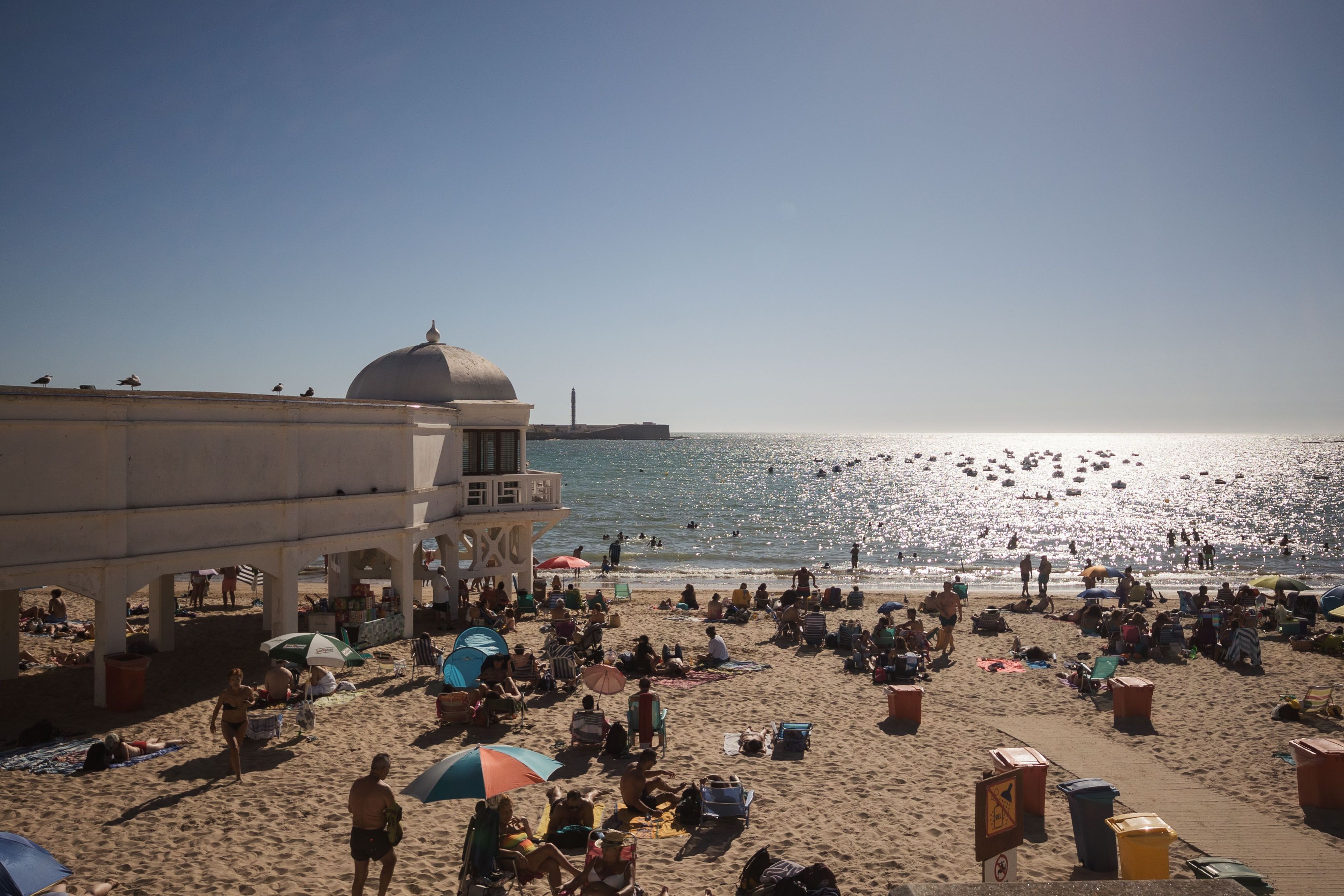 La playa de La Caleta, en días pasados, en plena olar de calor.