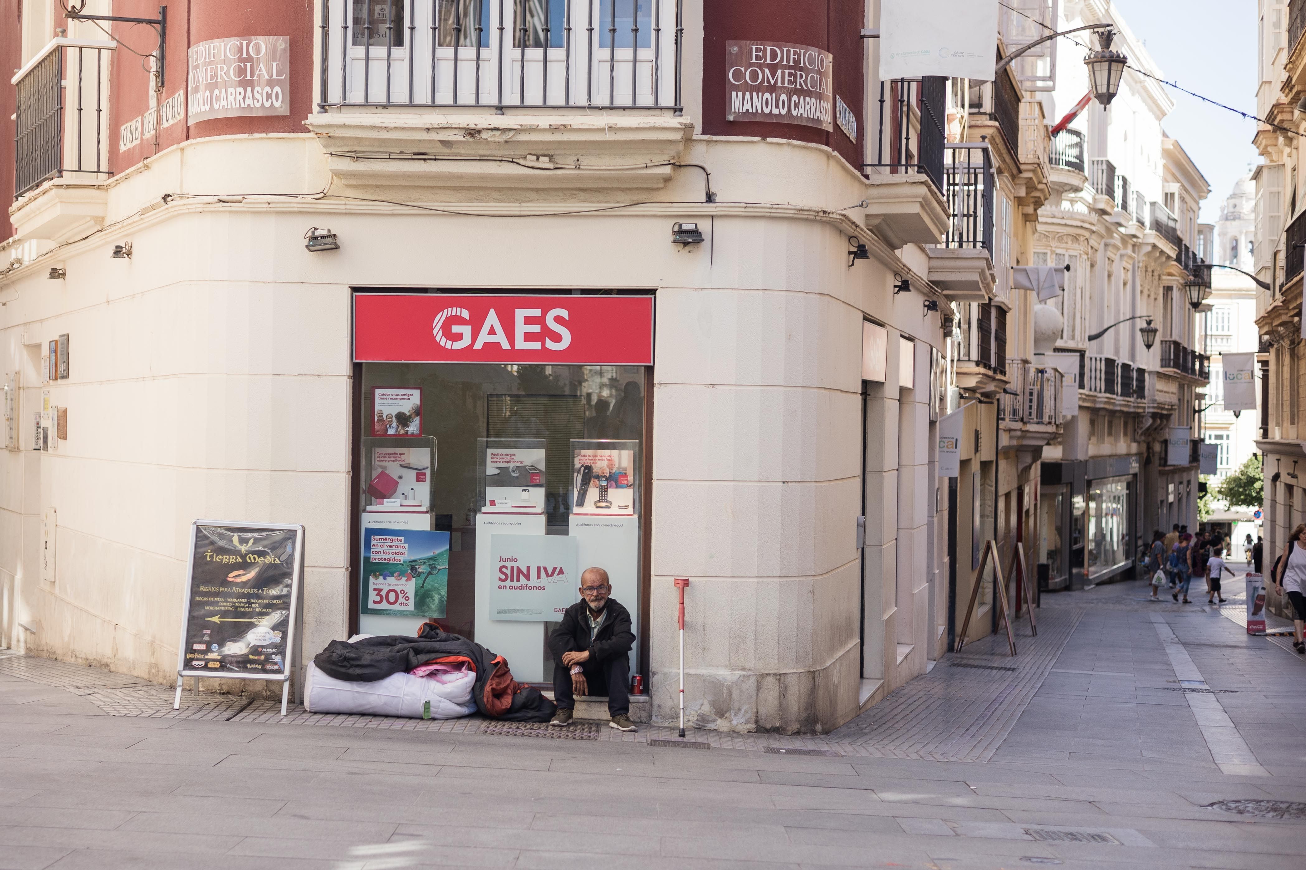Una persona sin hogar, en una calle de Cádiz.