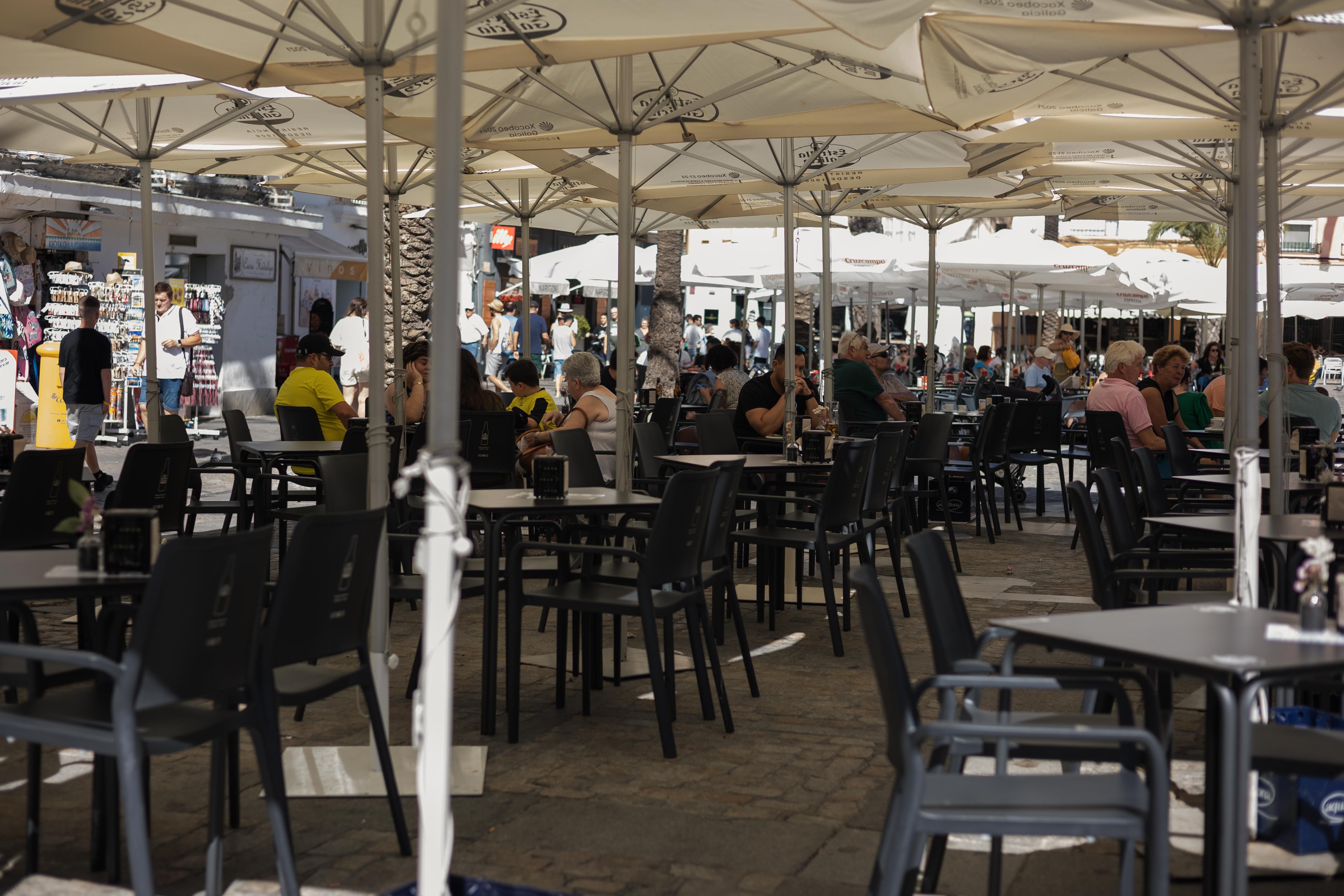 La prohibición de fumar en las terrazas sigue estando en el punto de mira de Sanidad.