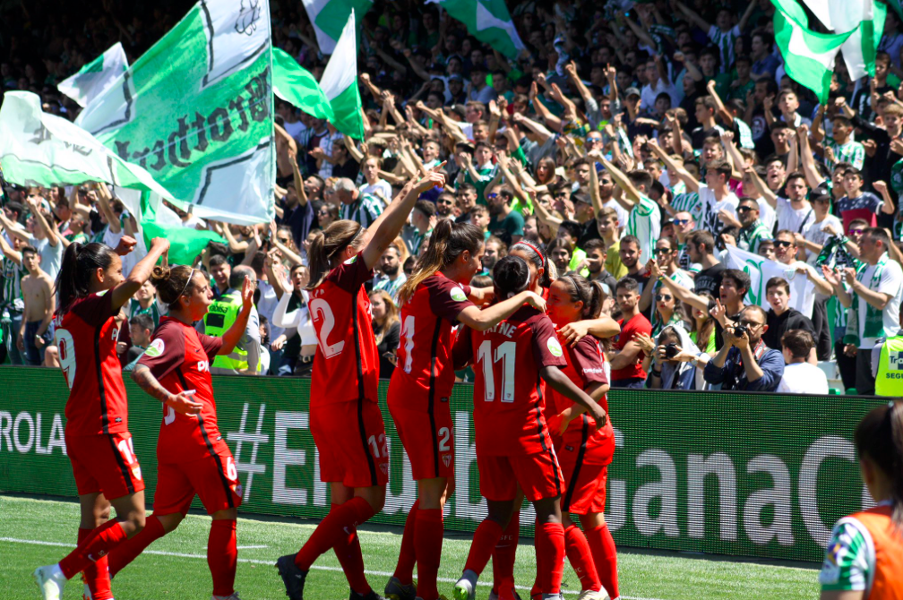 Un momento del derbi sevillano femenino en el Benito Villamarín. FOTO: LIGA IBERDROLA. 
