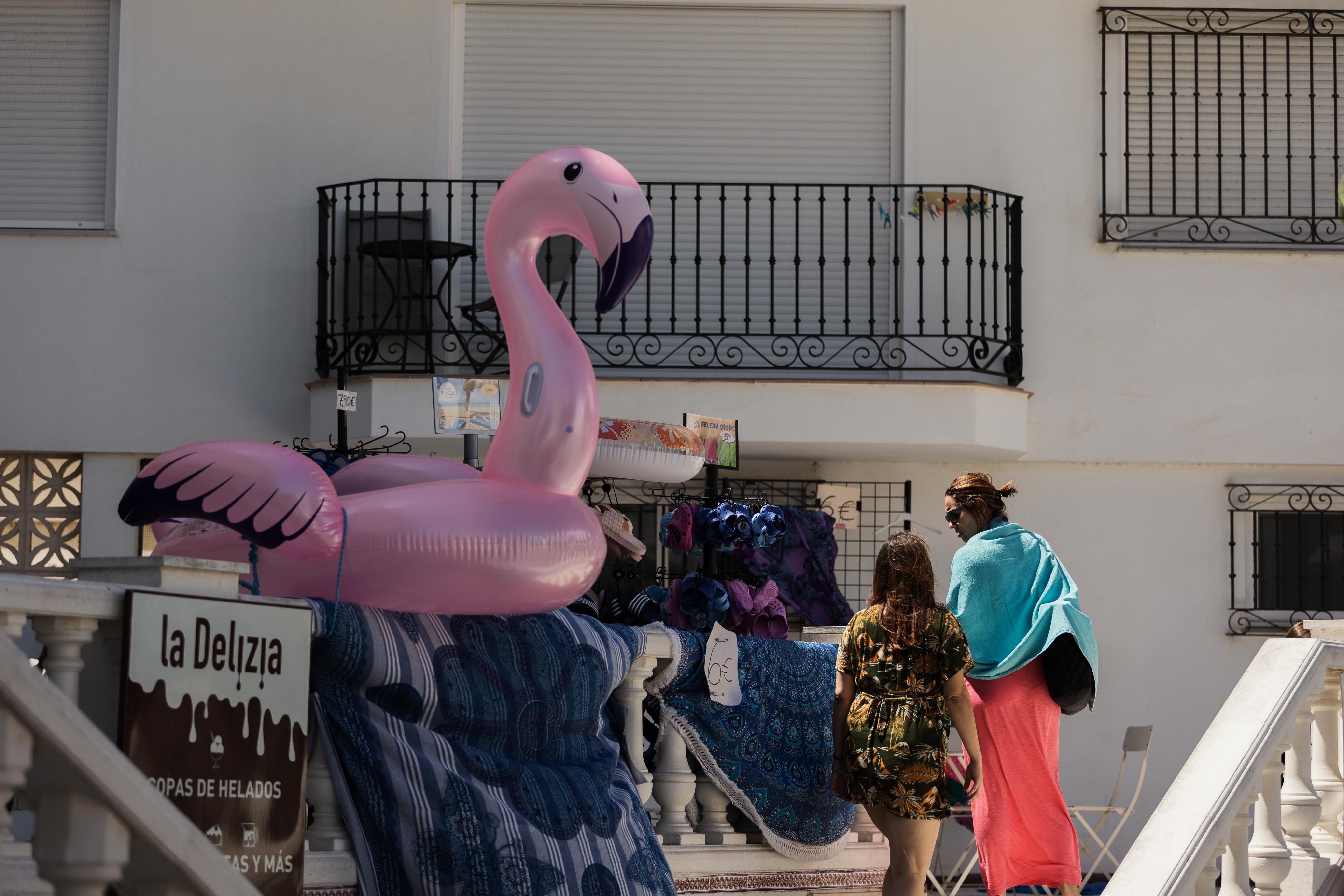 El inicio de la temporada de verano deja más paro en Andalucía. En la imagen, una tienda en Conil de la Frontera.