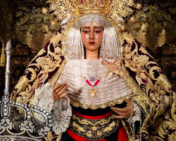 Una imagen de la Virgen de la Caridad del Baratillo, con el fajín de Franco y la saya de Morante de la Puebla. FOTO: GENTE DE PAZ. 