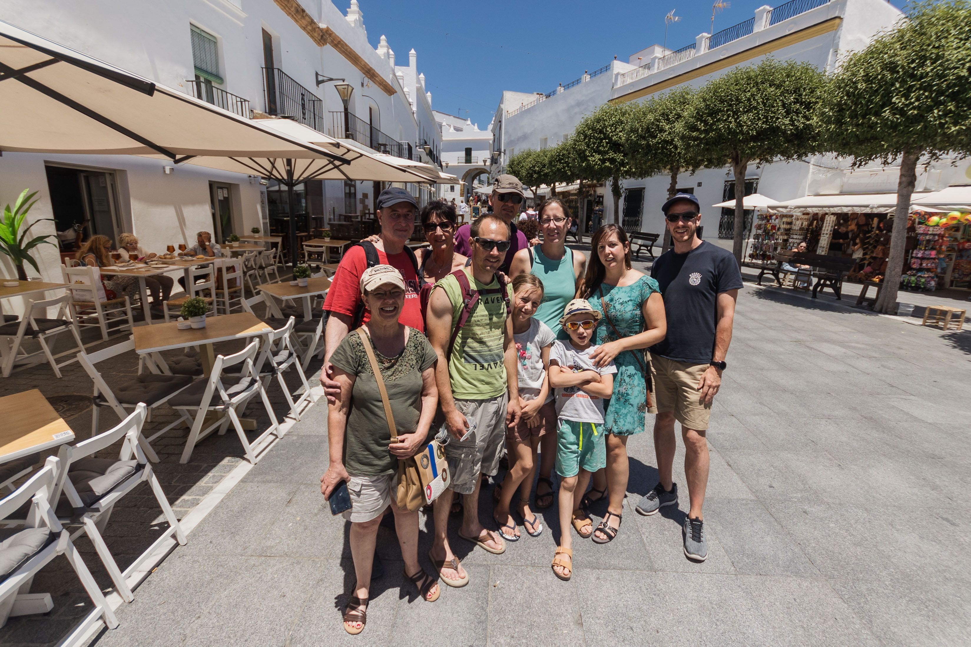 'Boom' turístico de Cádiz. Un grupo de turistas extranjeros en Conil en verano de 2022.