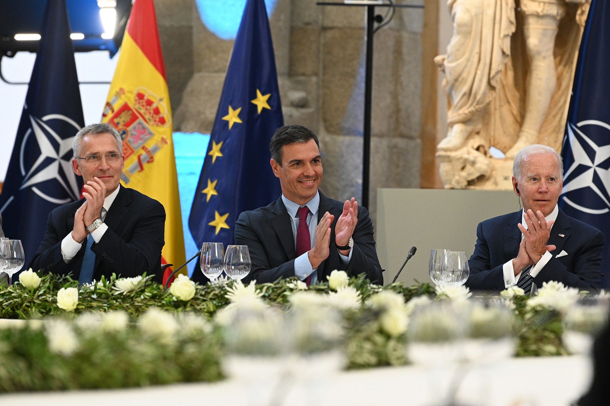 En la imagen, el secretario general de la OTAN, Jens Stoltenberg, el presidente del Gobierno, Pedro Sánchez, y el presidente de Estados Unidos, Joe Biden, durante la cena en El Prado, el pasado miércoles.