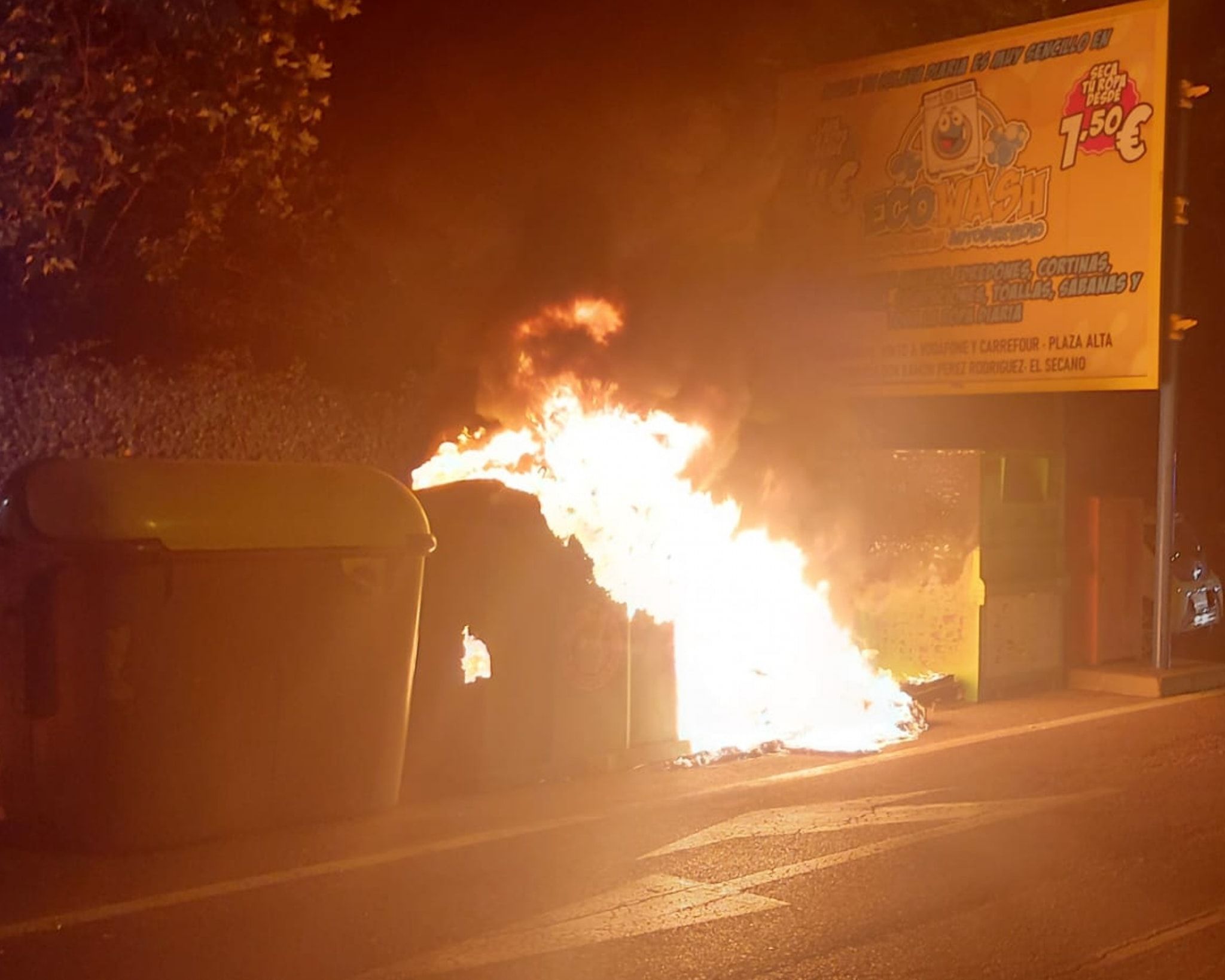 Uno de los contenedores de basura que han incendiado esta noche en Algeciras.