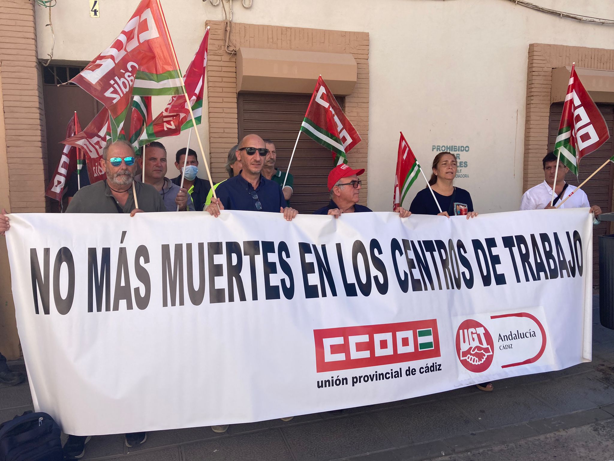 Protesta de CCOO contra los accidentes de trabajo, como el sucedido en la Feria de Algeciras.