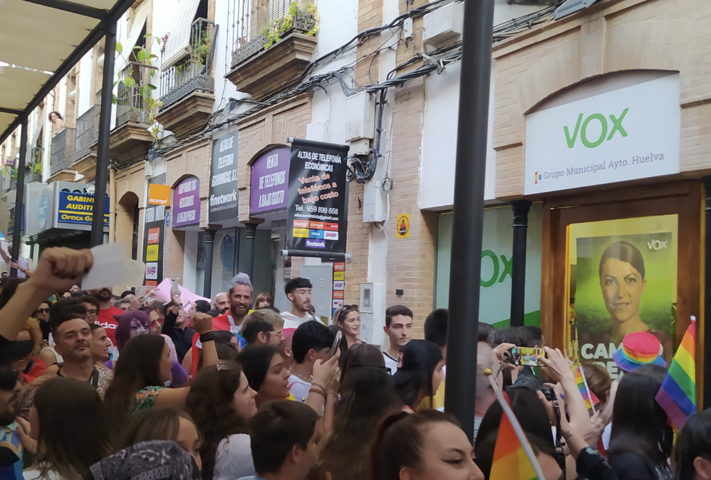 Un grupo de jóvenes reivindica sus derechos delante de la sede de Vox en Huelva.