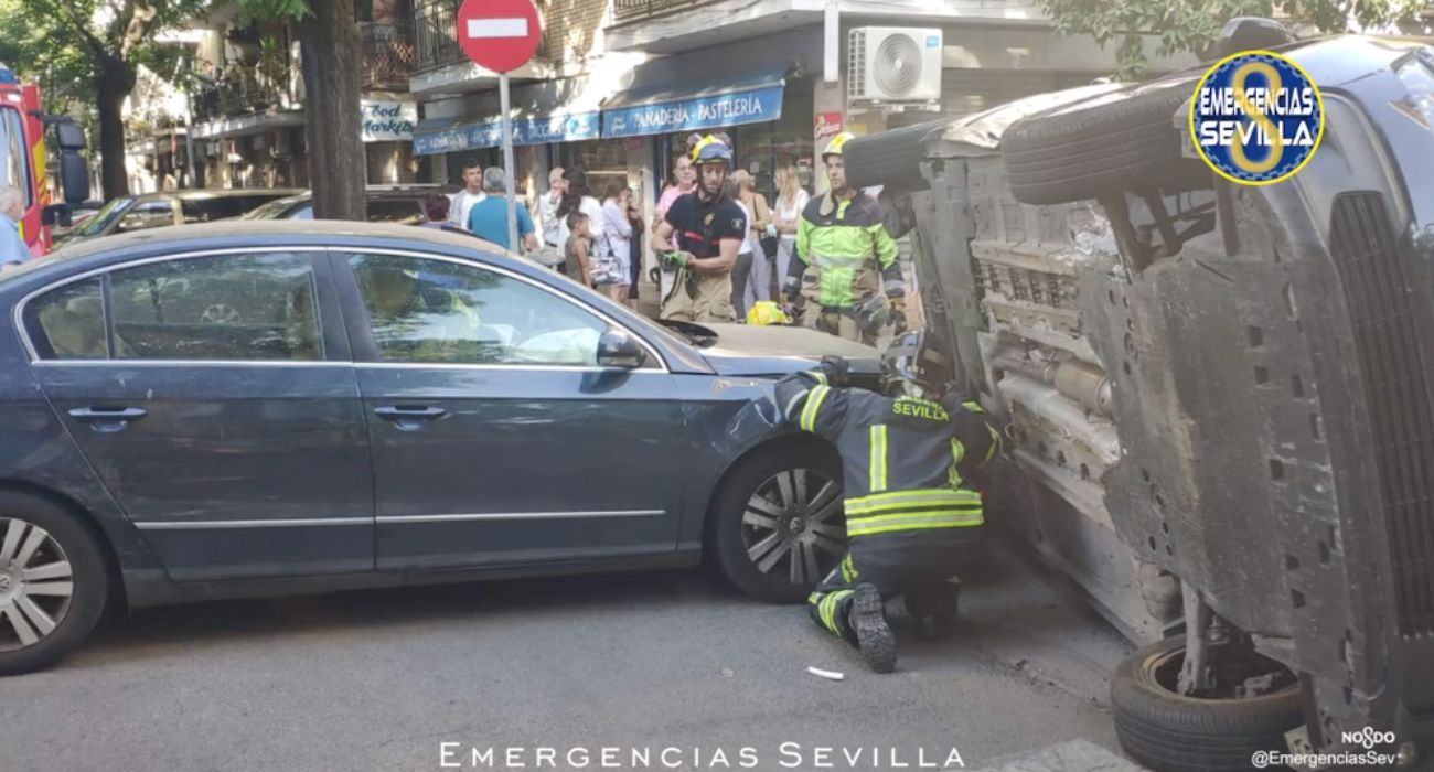 Un coche ha volcado tras el aparatoso accidente que ha tenido lugar en Sevilla.
