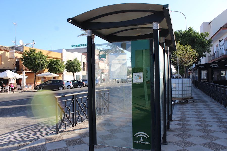 Una marquesina de autobuses en El Cuervo.