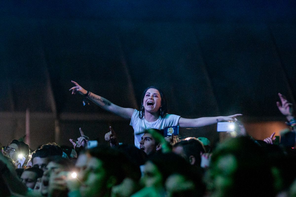 Una joven, disfrutando durante la pasada edición del Primavera Trompetera Festival. FOTO: MANU GARCÍA